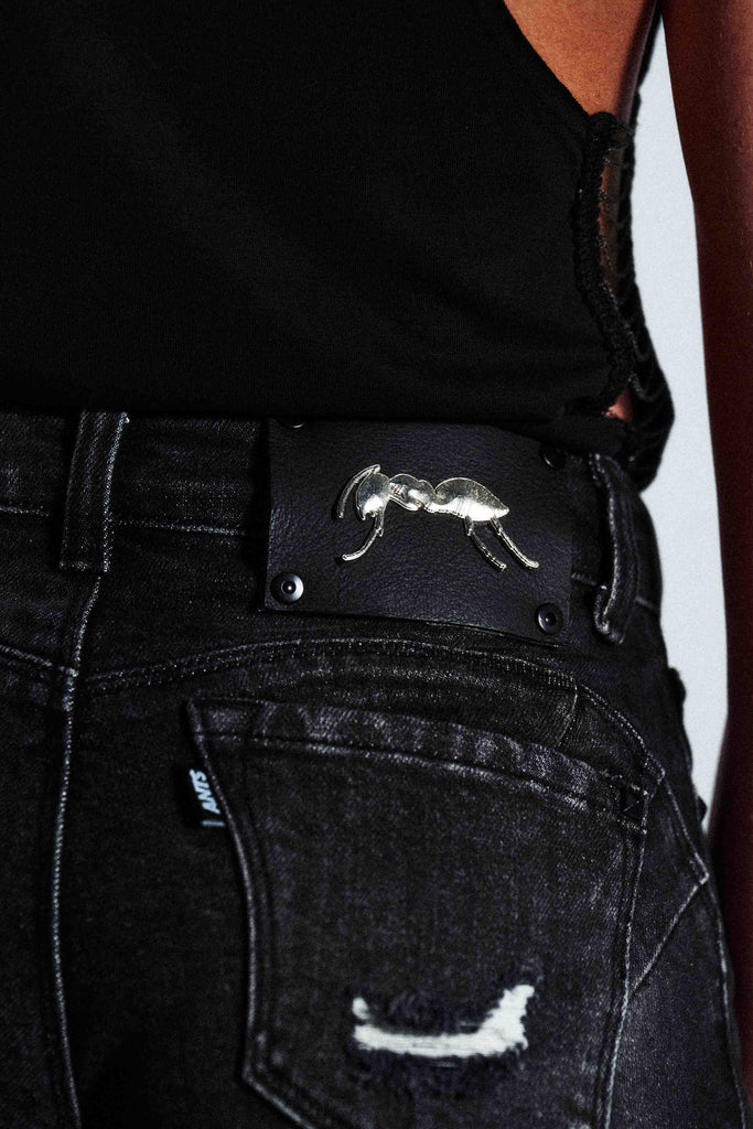 Short denim. Detalle trasero etiqueta en cuero con remache metálico.