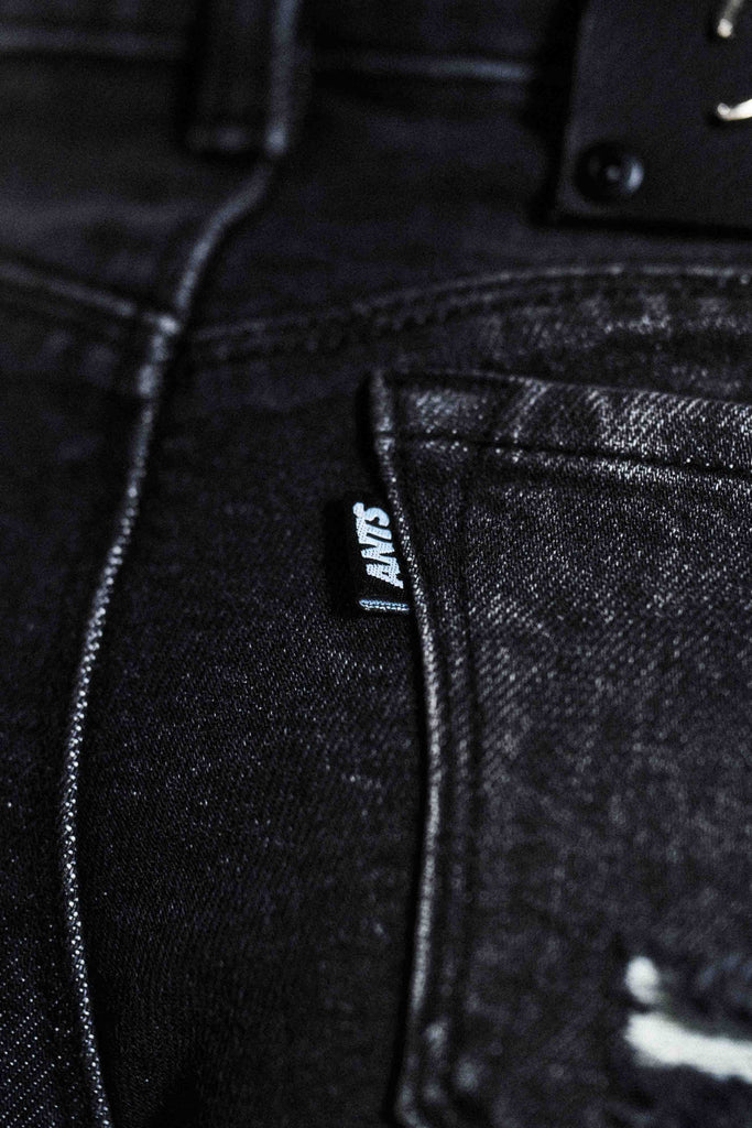 Short denim. Detalle trasero etiqueta en cuero con remache metálico.