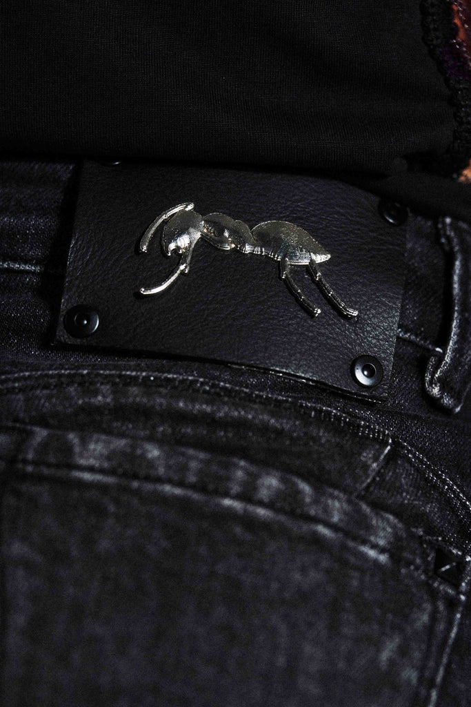 Short denim. Detalle trasero etiqueta en cuero con remache metálico.