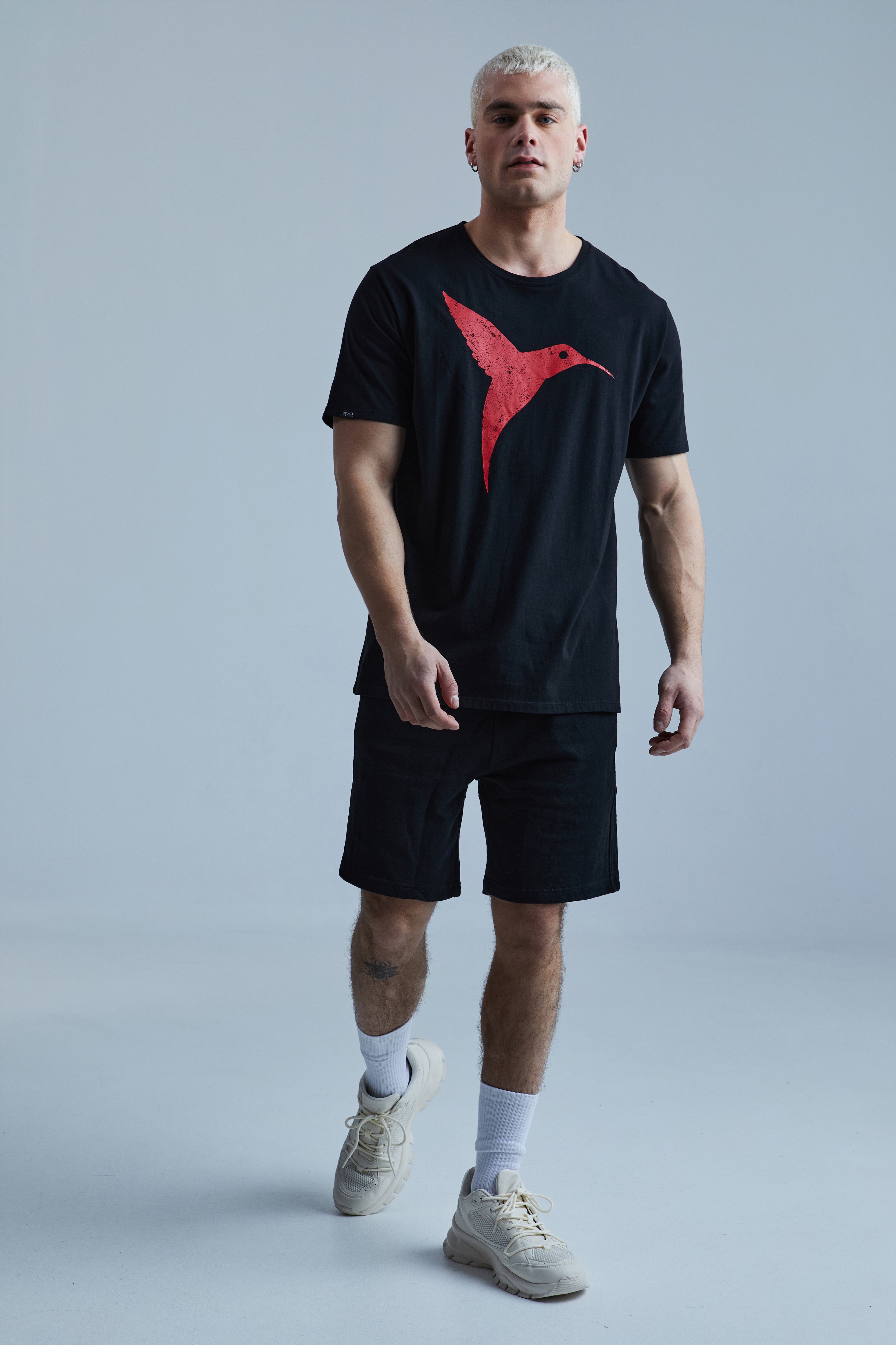 Regular FIT T -shirt with cut neck cut and short sleeve. Print detail combined with contrast in front and back.