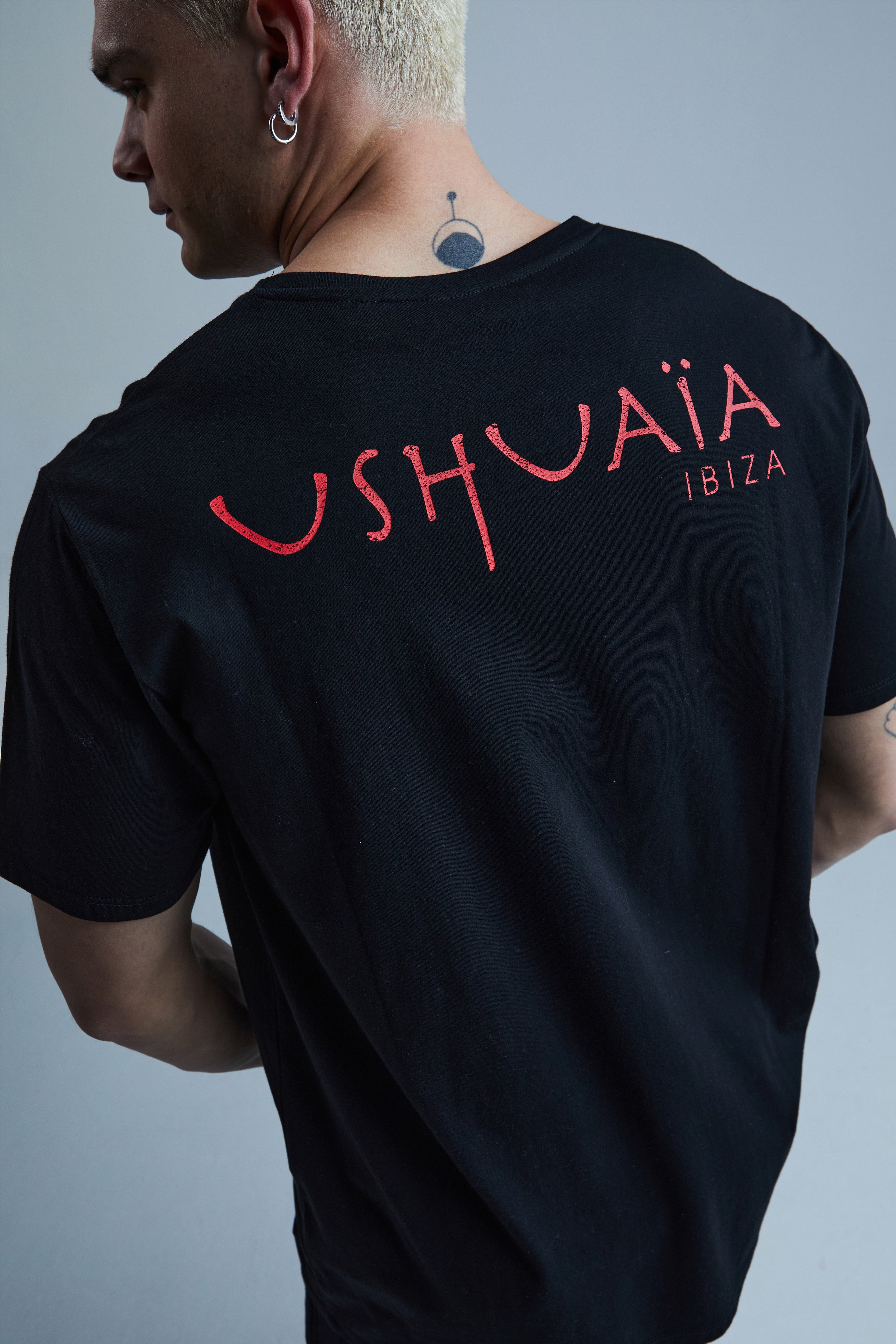 Regular FIT T -shirt with cut neck cut and short sleeve. Print detail combined with contrast in front and back.