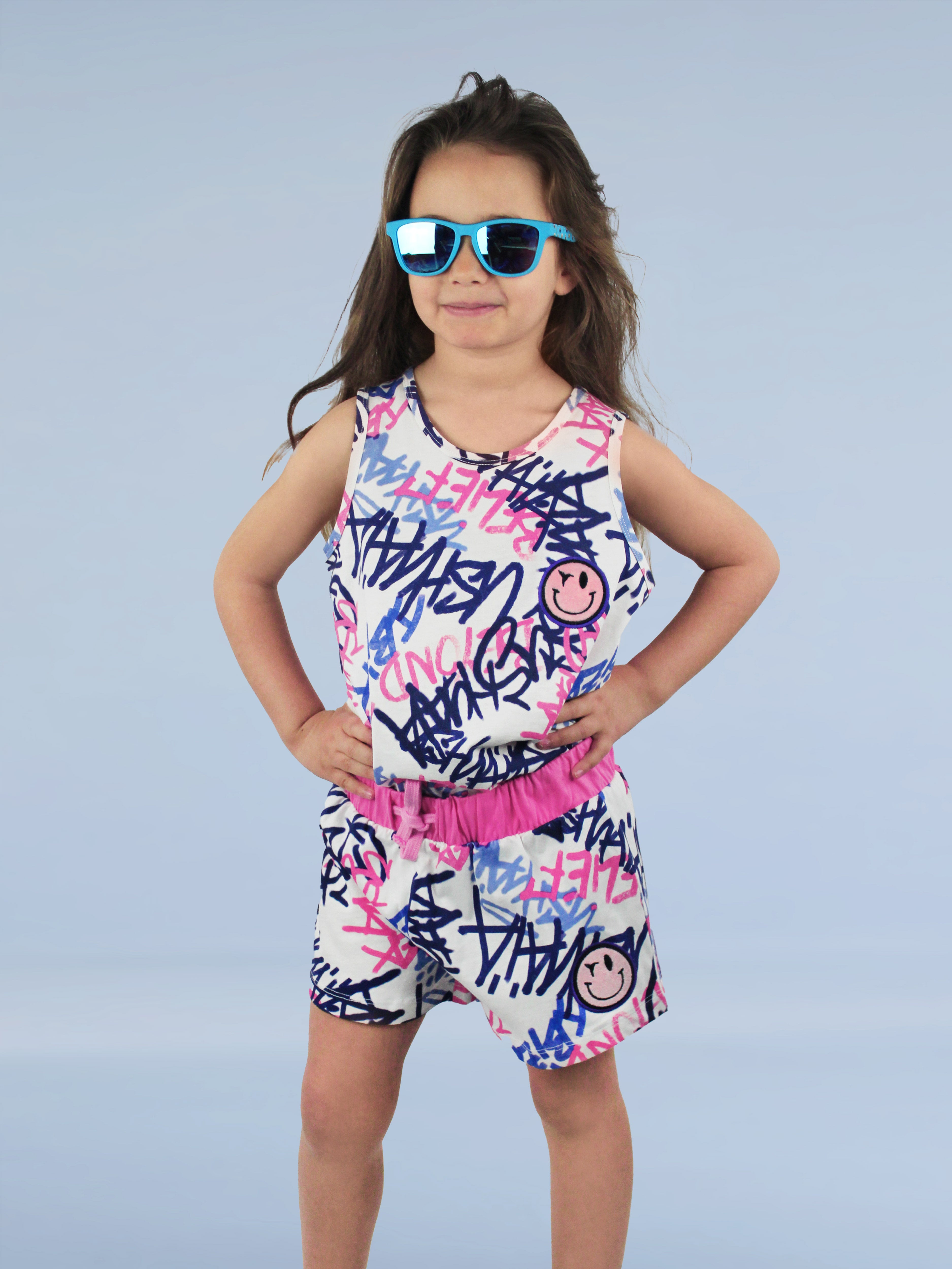 Round neck and manga sisa t -shirt. Detail Application of embroidered velvet combined with contrast in front