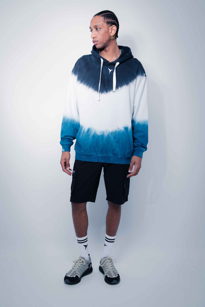 Oversized sweatshirt with adjustable drawstring hood and washed long sleeves with a tie-dye effect. Embroidery detail on the front and print on the back. Kangaroo pocket on the front. Rib finishes