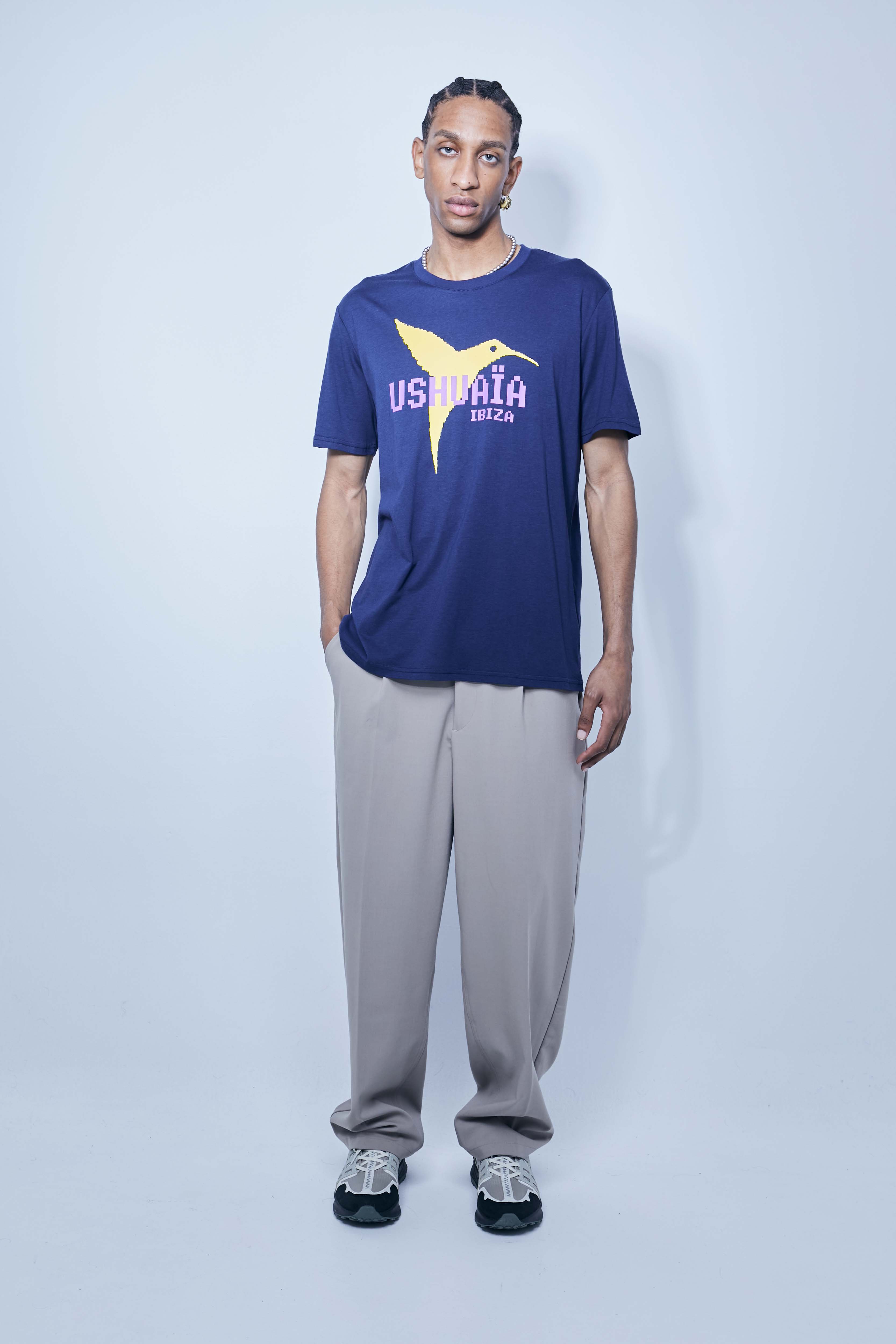 Regular fit t-shirt with round neck and short sleeves. Printing detail on the front