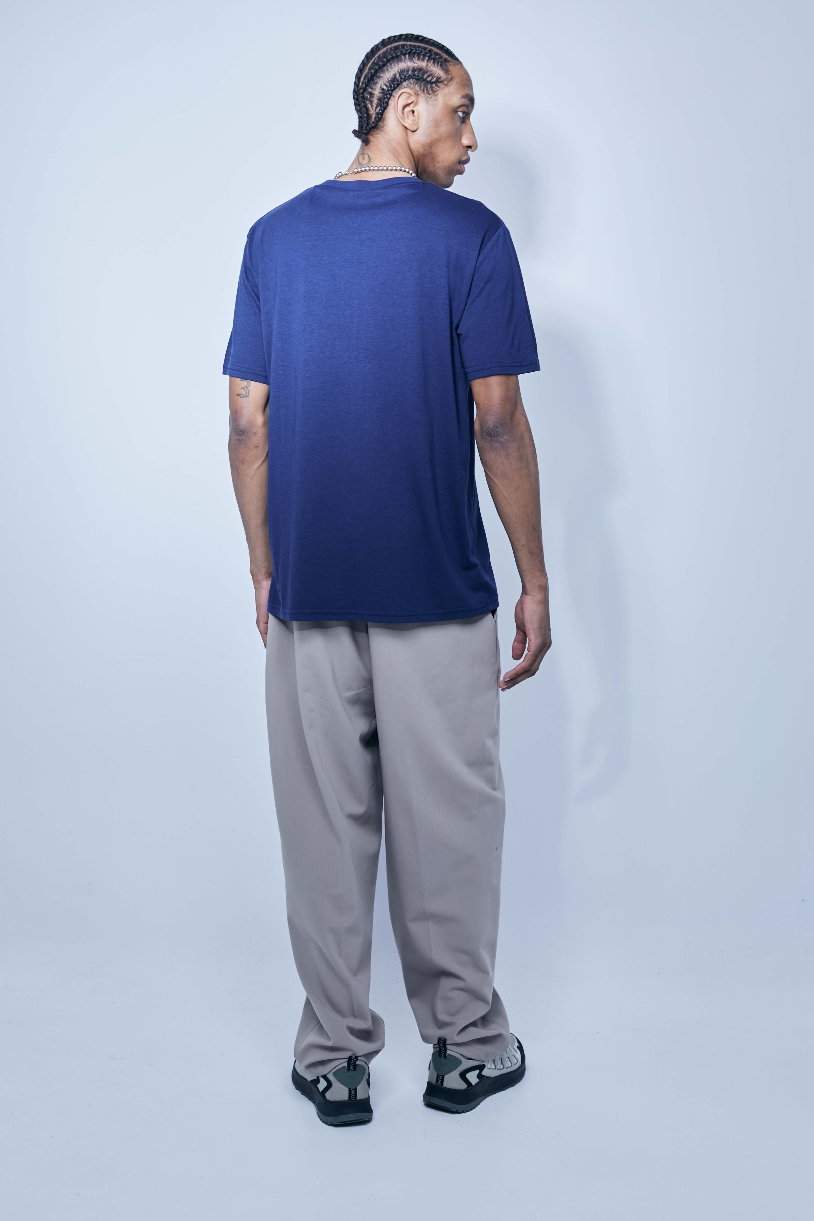 Regular fit t-shirt with round neck and short sleeves. Printing detail on the front