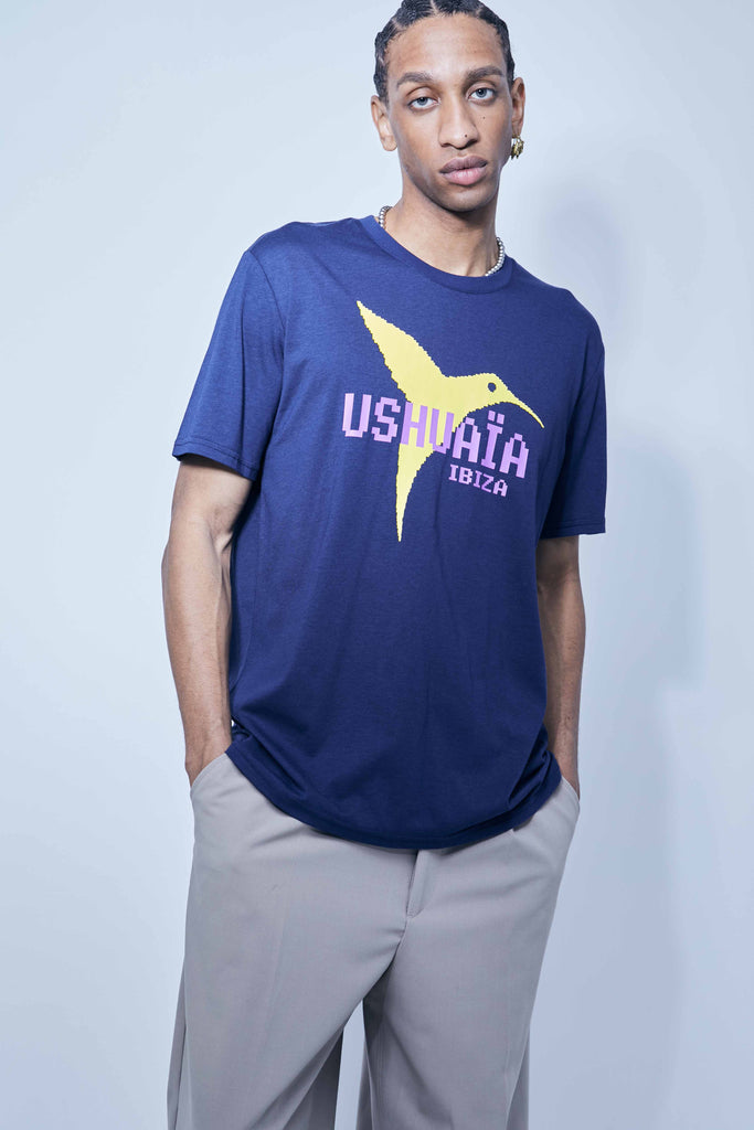 Regular fit t-shirt with round neck and short sleeves. Printing detail on the front