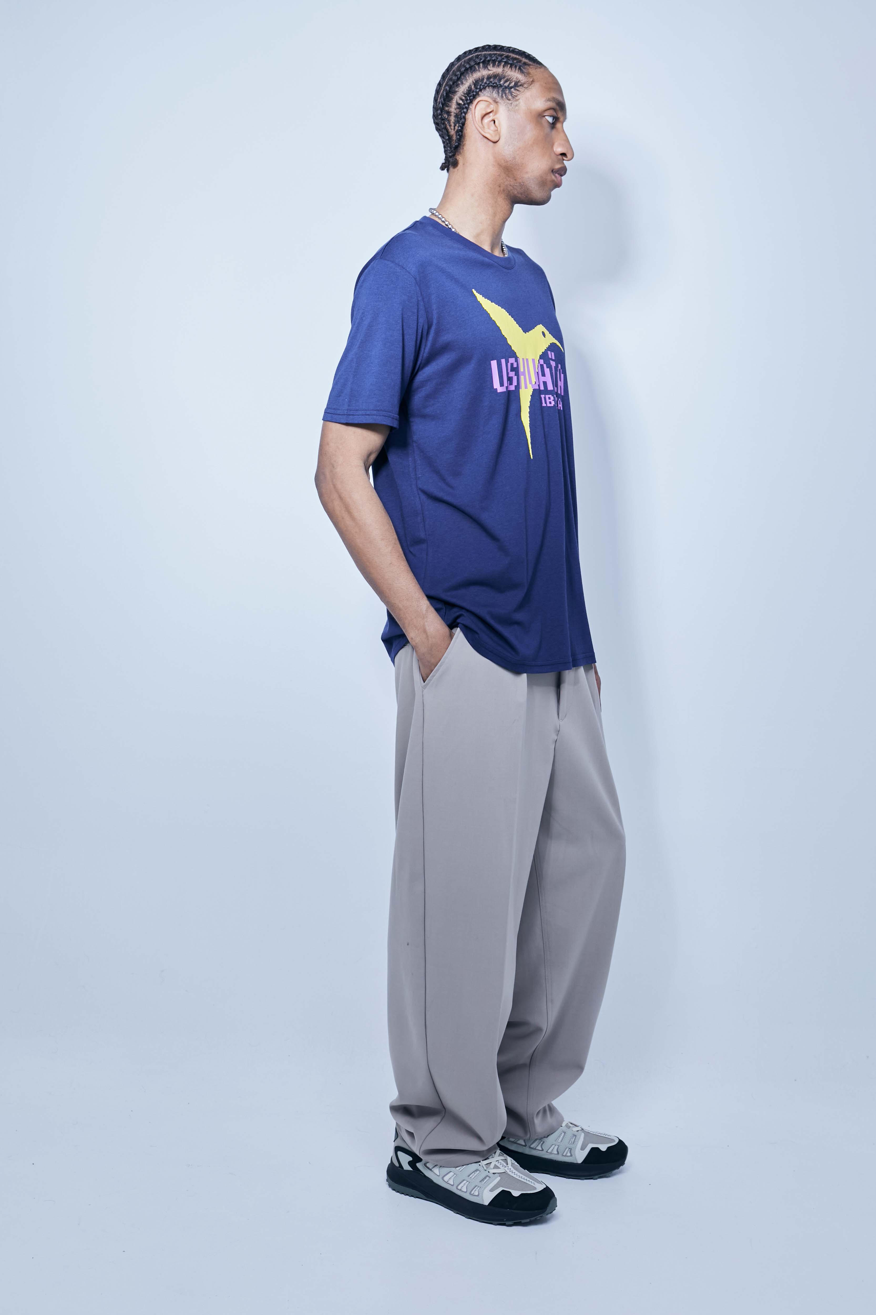 Regular fit t-shirt with round neck and short sleeves. Printing detail on the front