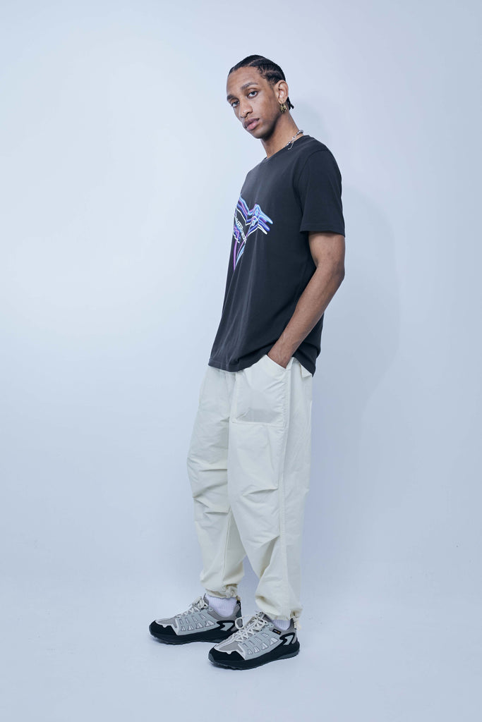 Regular fit t-shirt with round neck and short sleeves. Printing detail on the front.