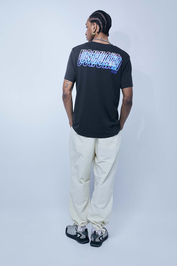 Regular fit t-shirt with round neck and short sleeves. Printing detail on the front.