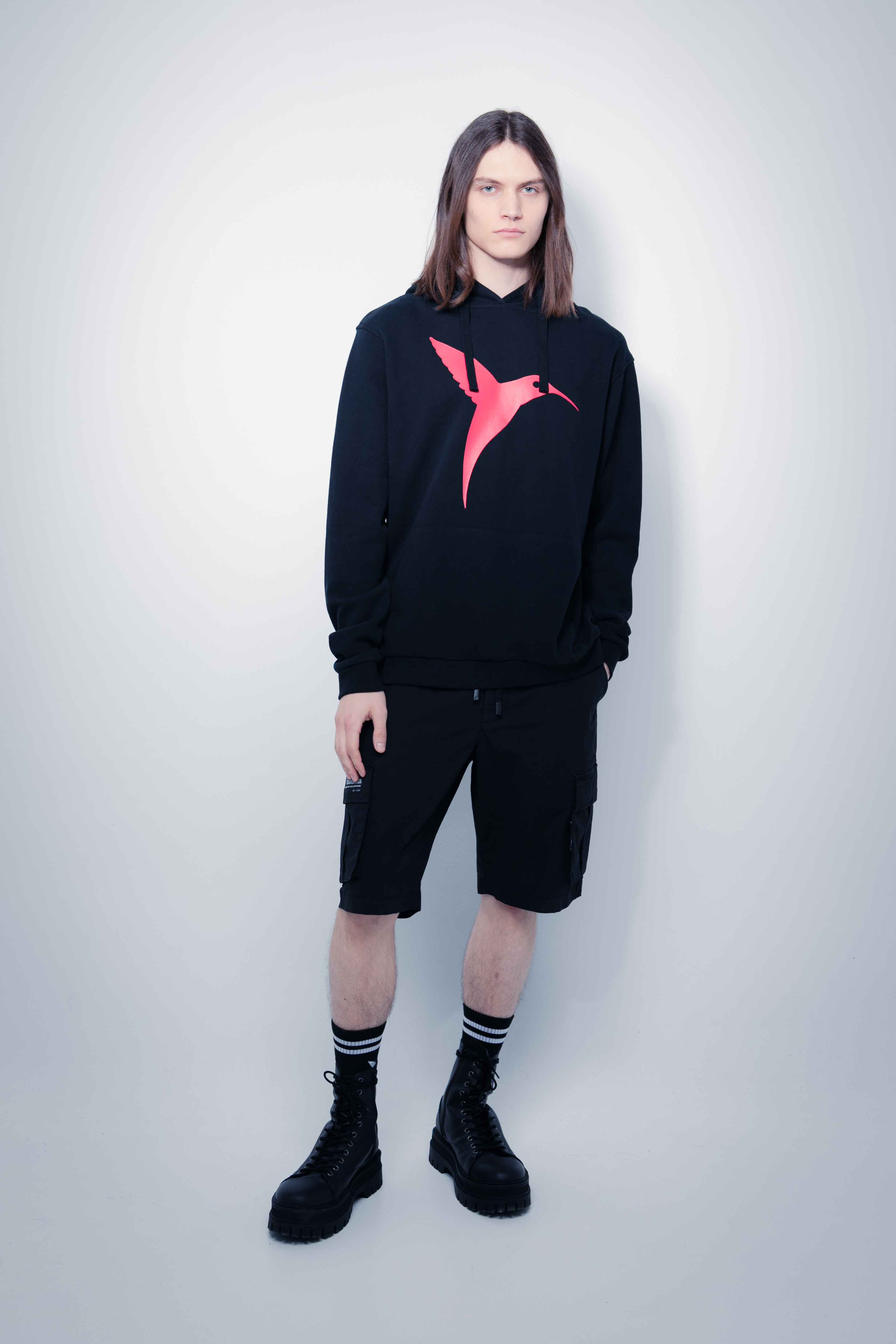 Adjustable hoodie with drawstring and long sleeves. Contrasting combined print detail on the front and back. Kangaroo pocket on the front. Rib finishes. 