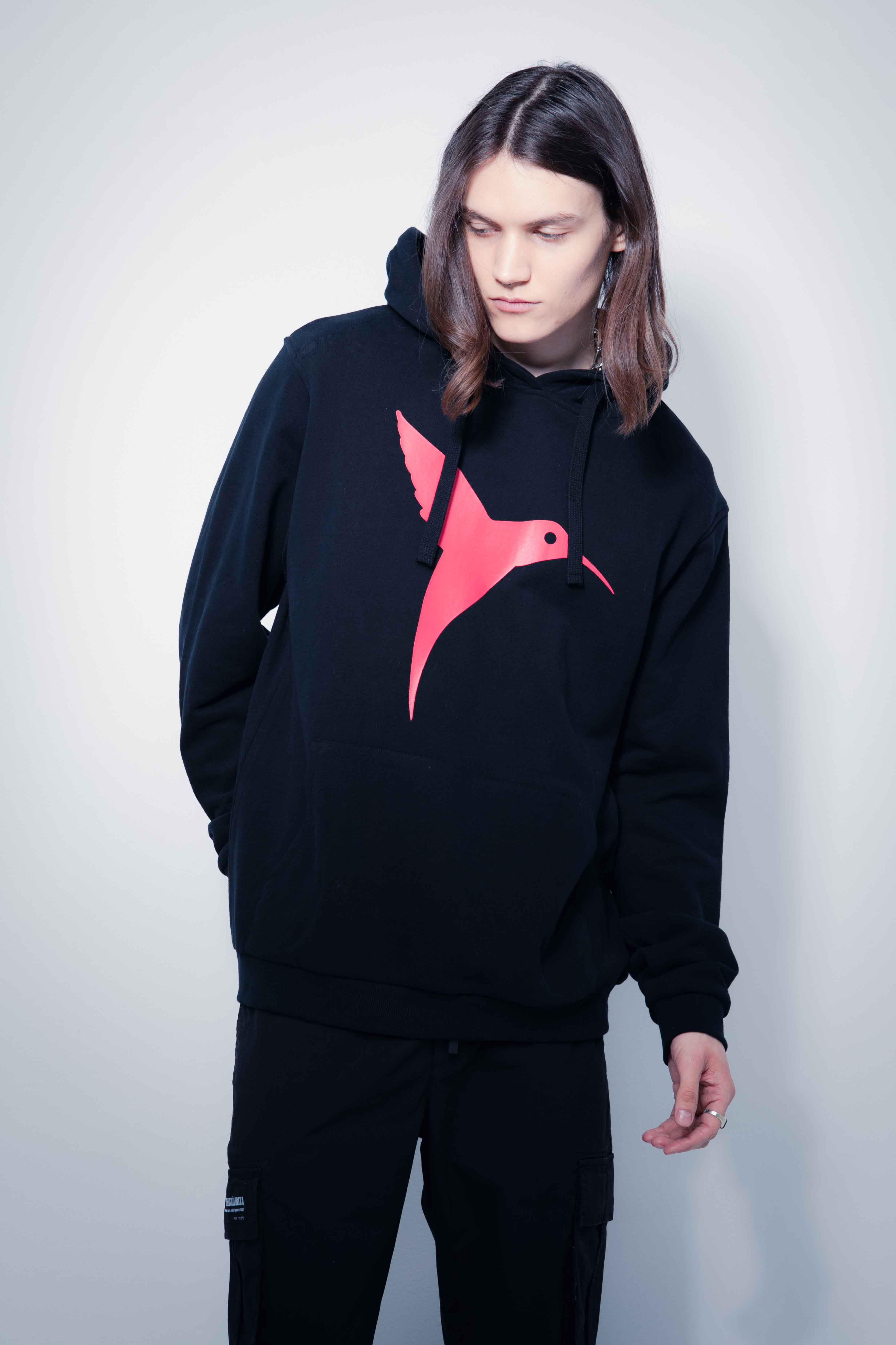 Adjustable hoodie with drawstring and long sleeves. Contrasting combined print detail on the front and back. Kangaroo pocket on the front. Rib finishes. 
