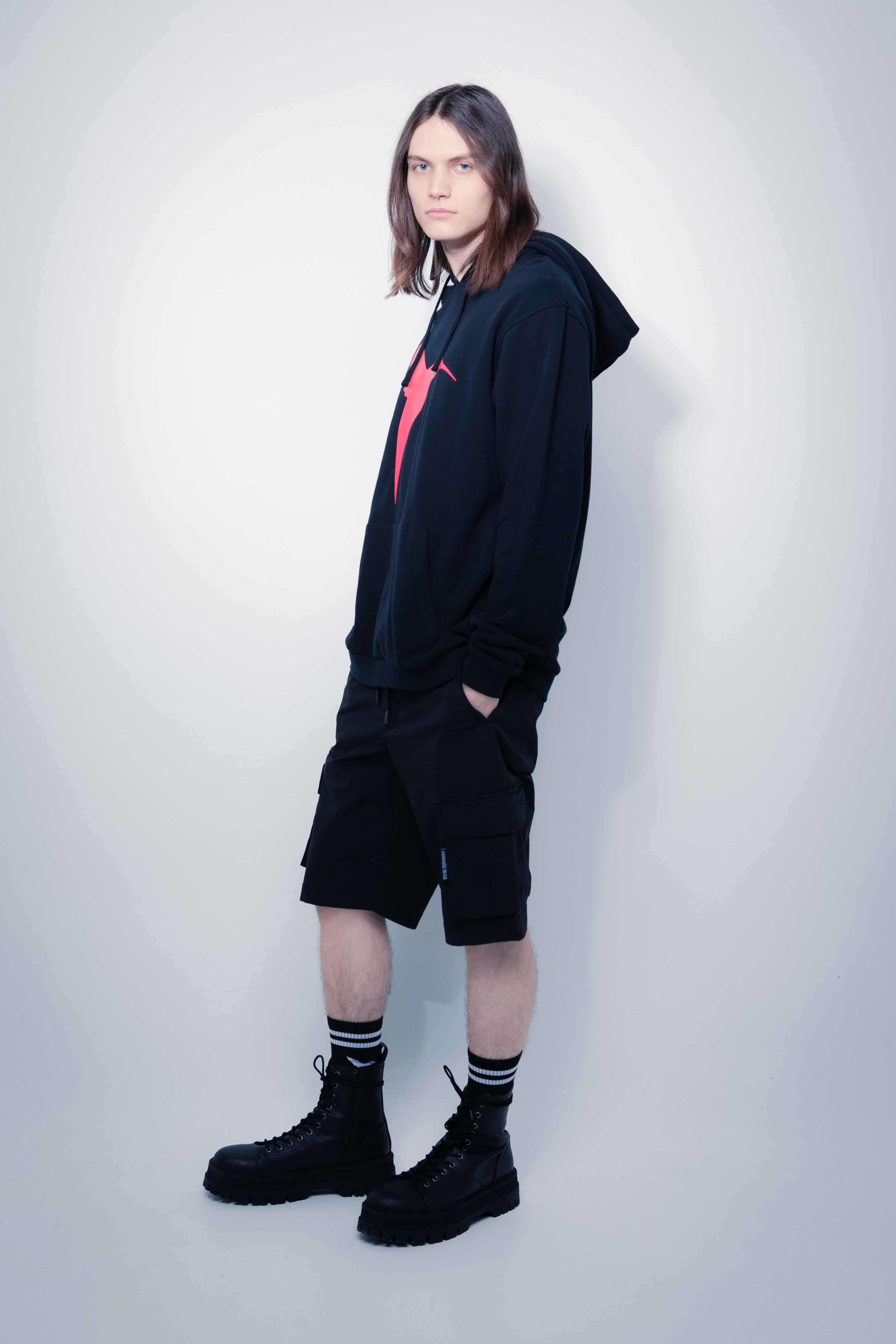 Adjustable hoodie with drawstring and long sleeves. Contrasting combined print detail on the front and back. Kangaroo pocket on the front. Rib finishes. 