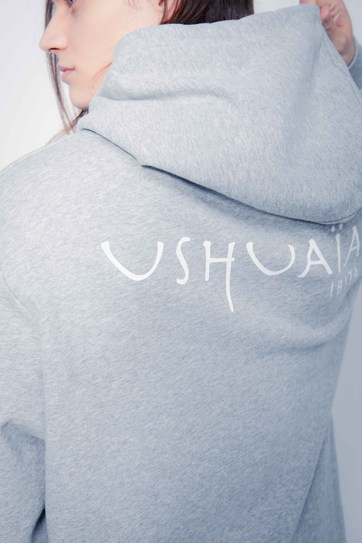 Adjustable hoodie with drawstring and long sleeves. Contrasting combined print detail on the front and back. Kangaroo pocket on the front. Rib finishes. 