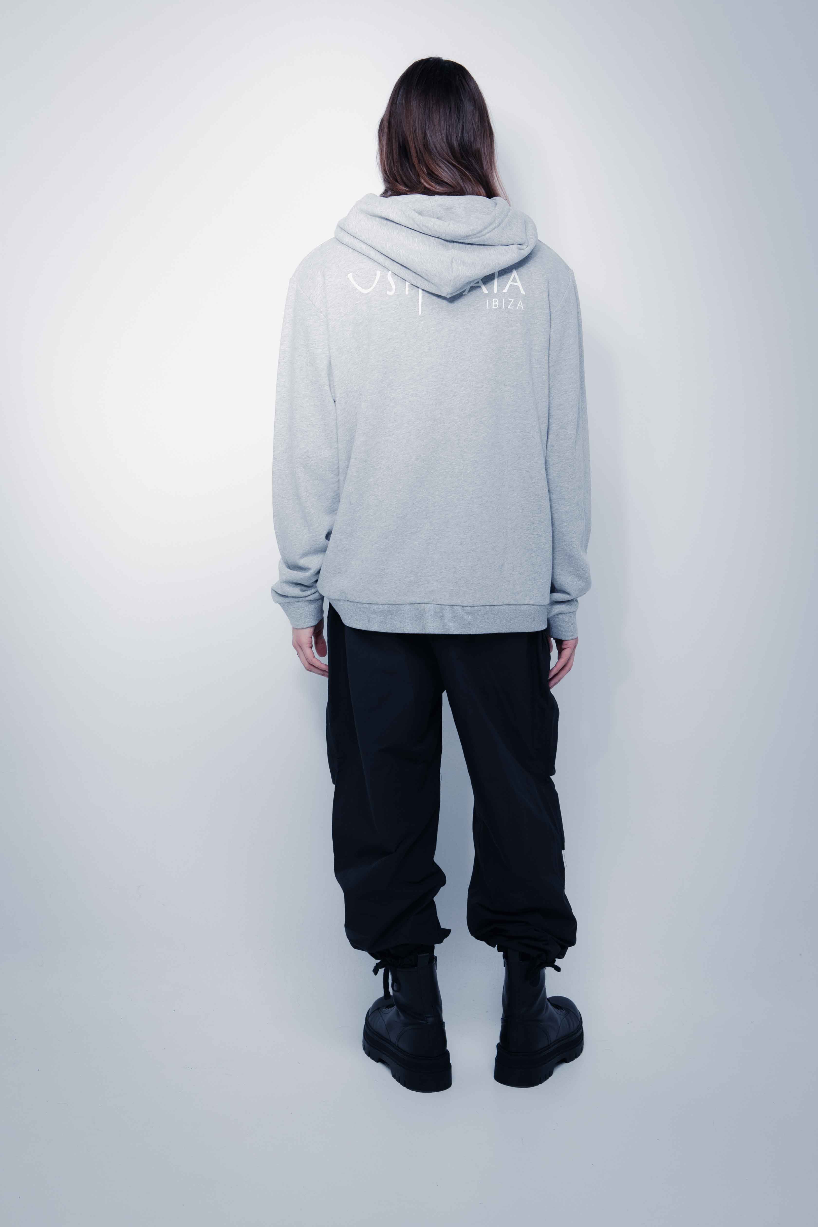 Adjustable hoodie with drawstring and long sleeves. Contrasting combined print detail on the front and back. Kangaroo pocket on the front. Rib finishes. 