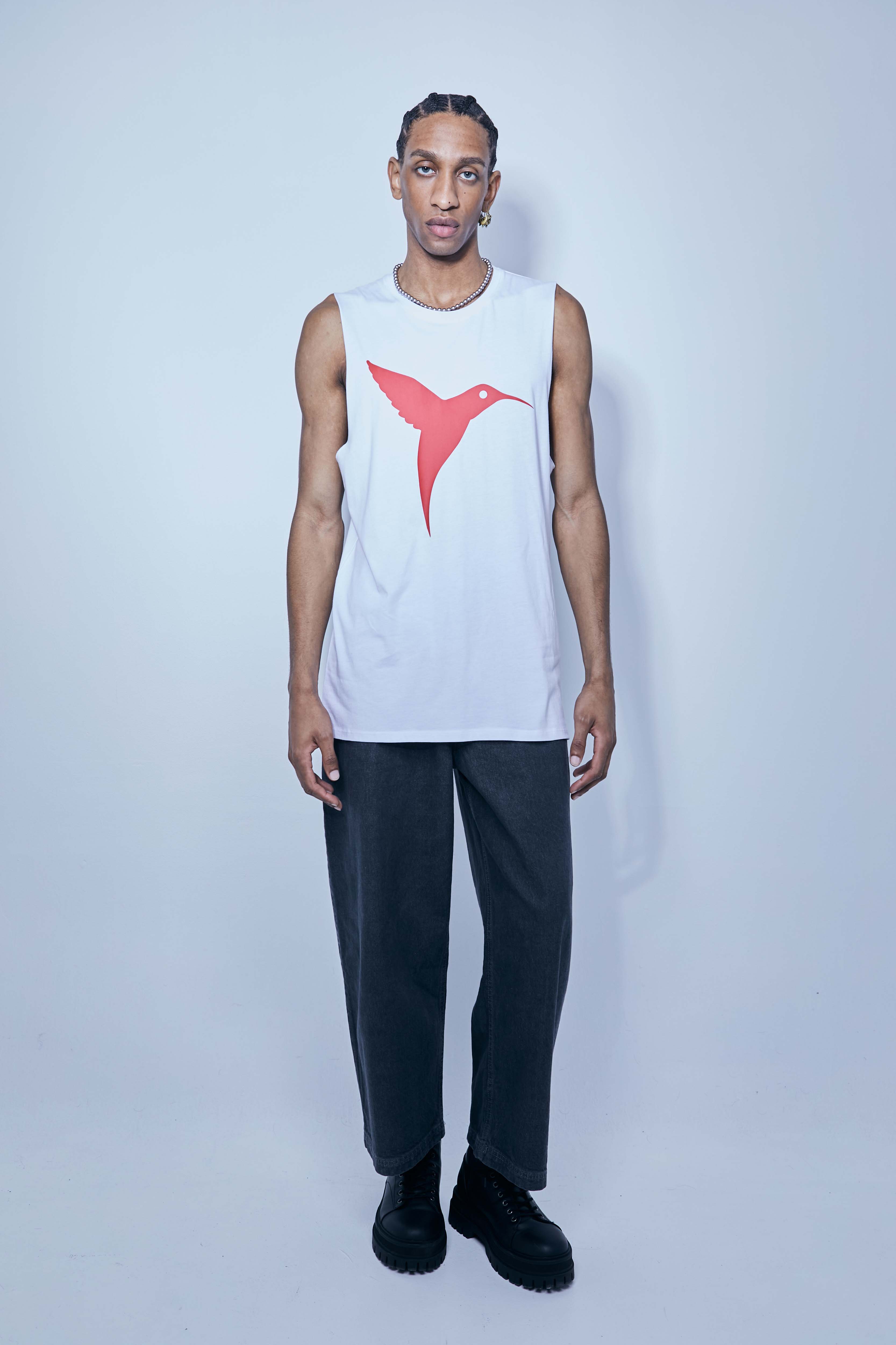 Round neck T-shirt with sleeveless sleeves. Contrasting combined print detail on the front and back. 