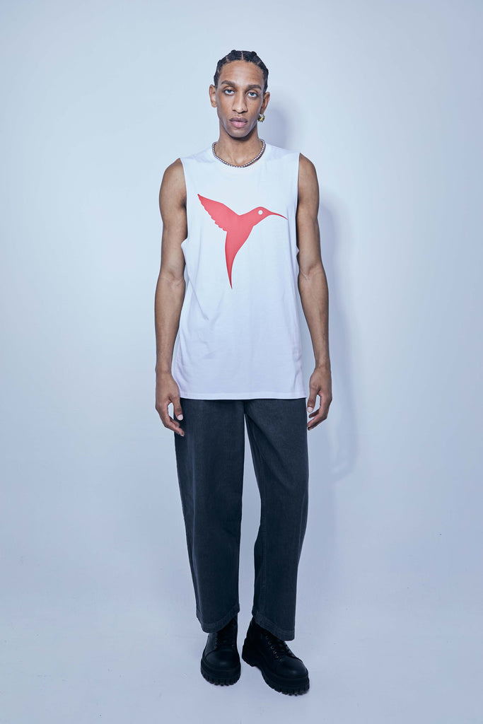 Round neck T-shirt with sleeveless sleeves. Contrasting combined print detail on the front and back. 