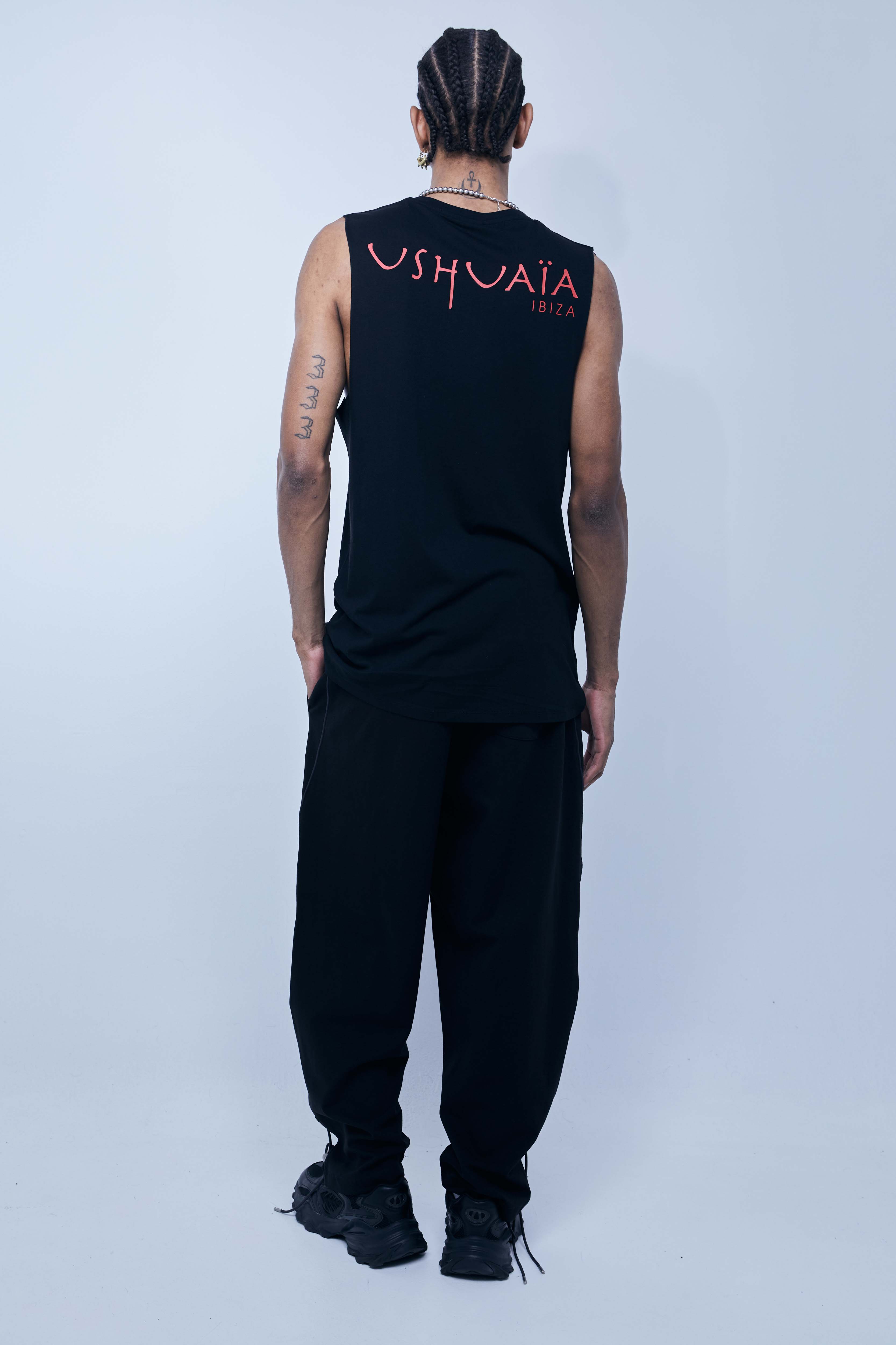 Round neck T-shirt with sleeveless sleeves. Contrasting combined print detail on the front and back.