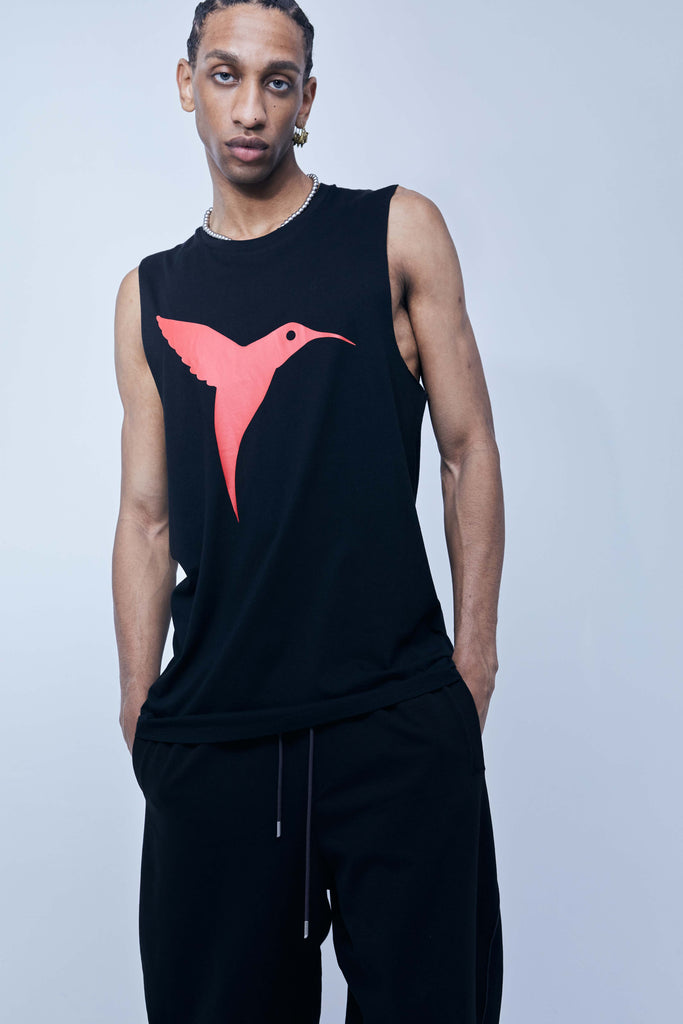 Round neck T-shirt with sleeveless sleeves. Contrasting combined print detail on the front and back.