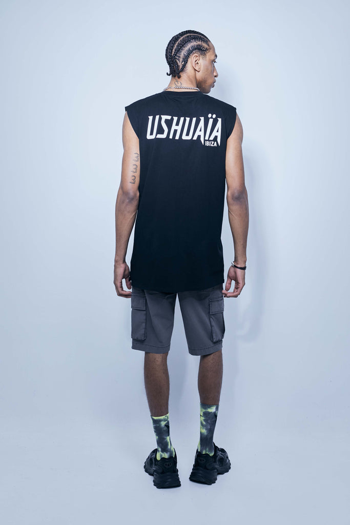 Wide t-shirt made of cotton fabric. Round neck and armhole sleeves. Print detail on the front. Side openings. 