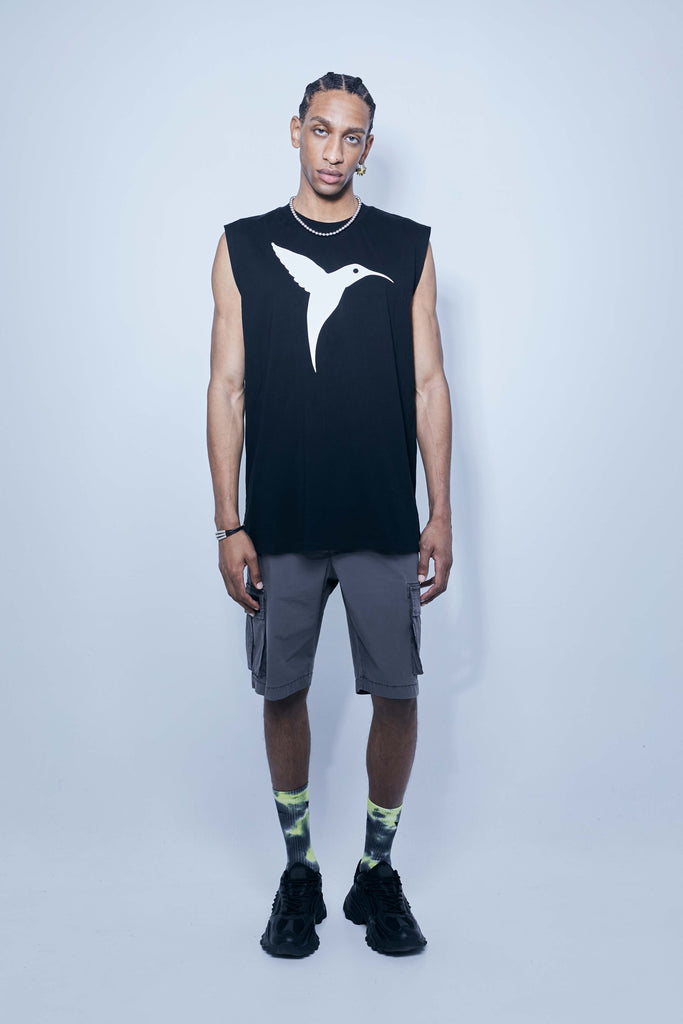 Wide t-shirt made of cotton fabric. Round neck and armhole sleeves. Print detail on the front. Side openings. 