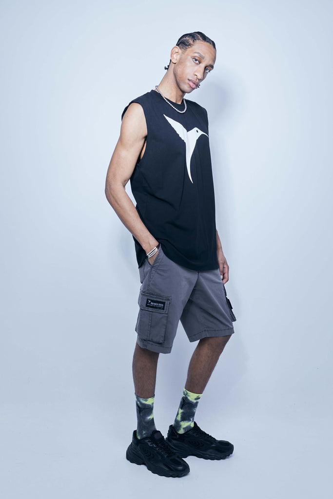 Wide t-shirt made of cotton fabric. Round neck and armhole sleeves. Print detail on the front. Side openings. 