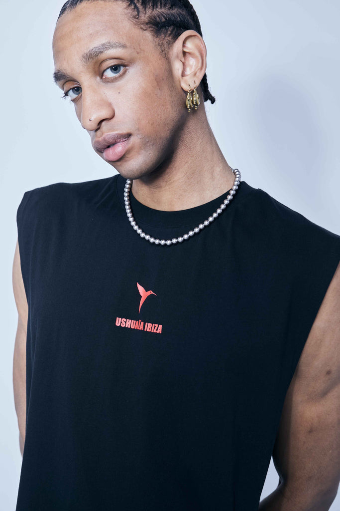 Wide t-shirt made of cotton fabric. Round neck and armhole sleeves. Print detail on the front. Side openings.