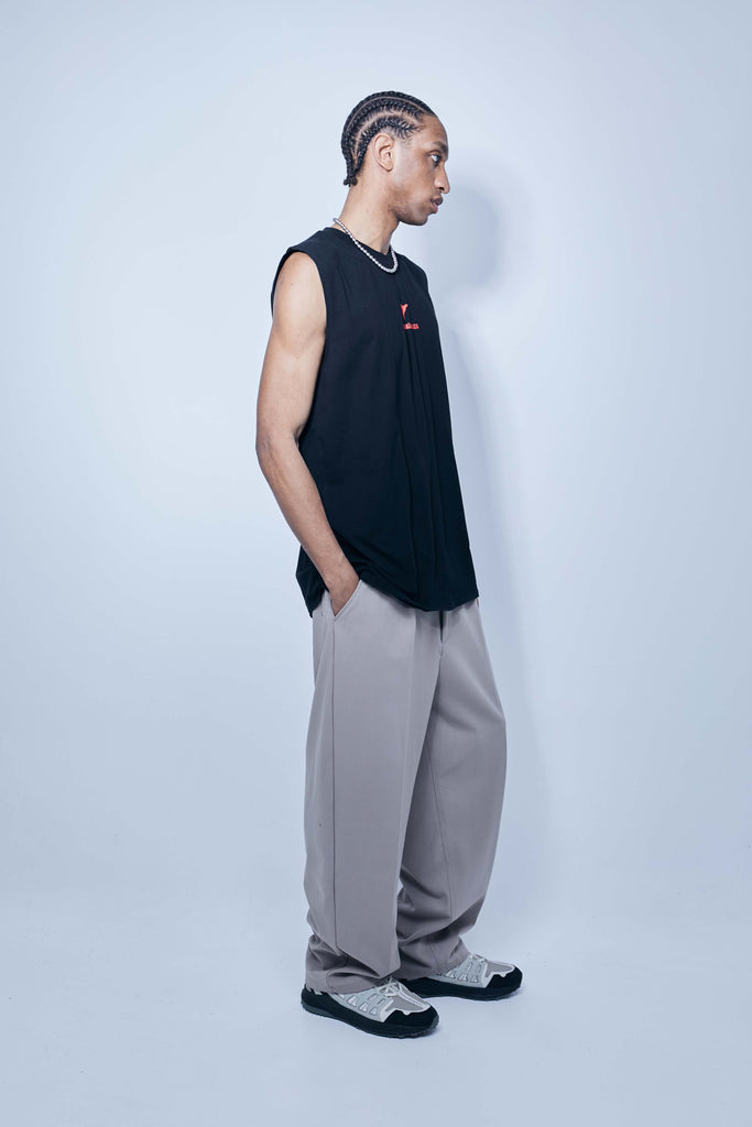 Wide t-shirt made of cotton fabric. Round neck and armhole sleeves. Print detail on the front. Side openings.