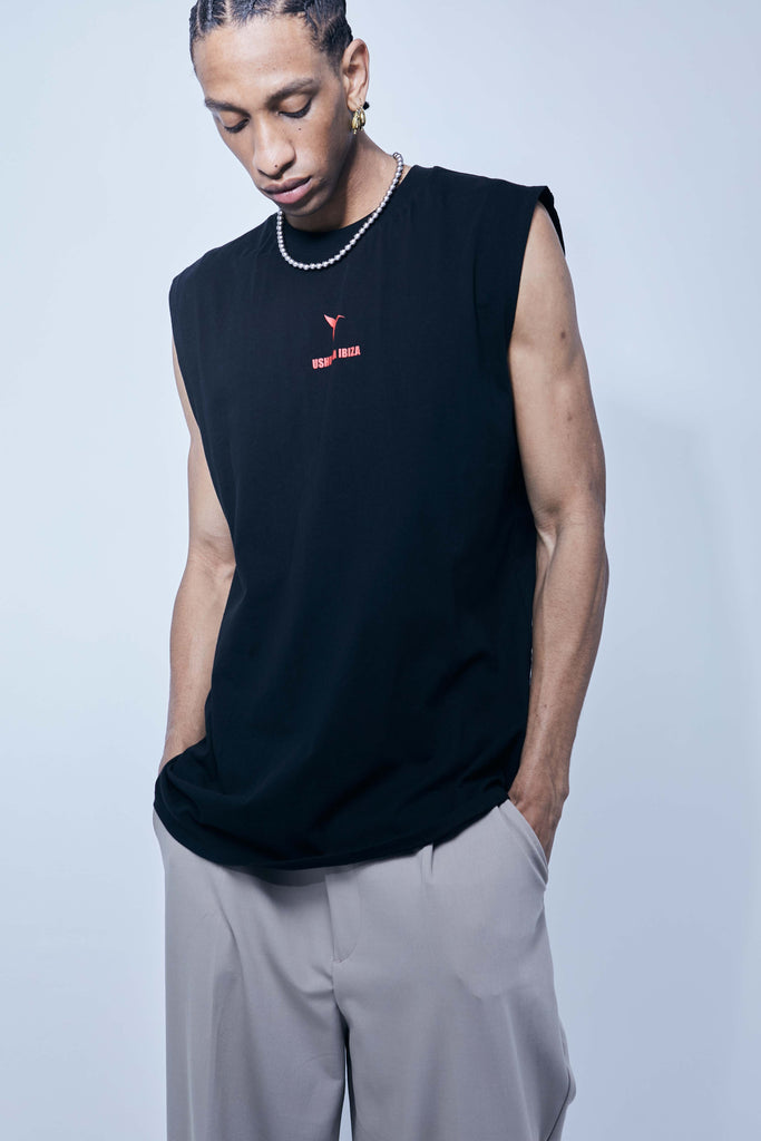 Wide t-shirt made of cotton fabric. Round neck and armhole sleeves. Print detail on the front. Side openings.