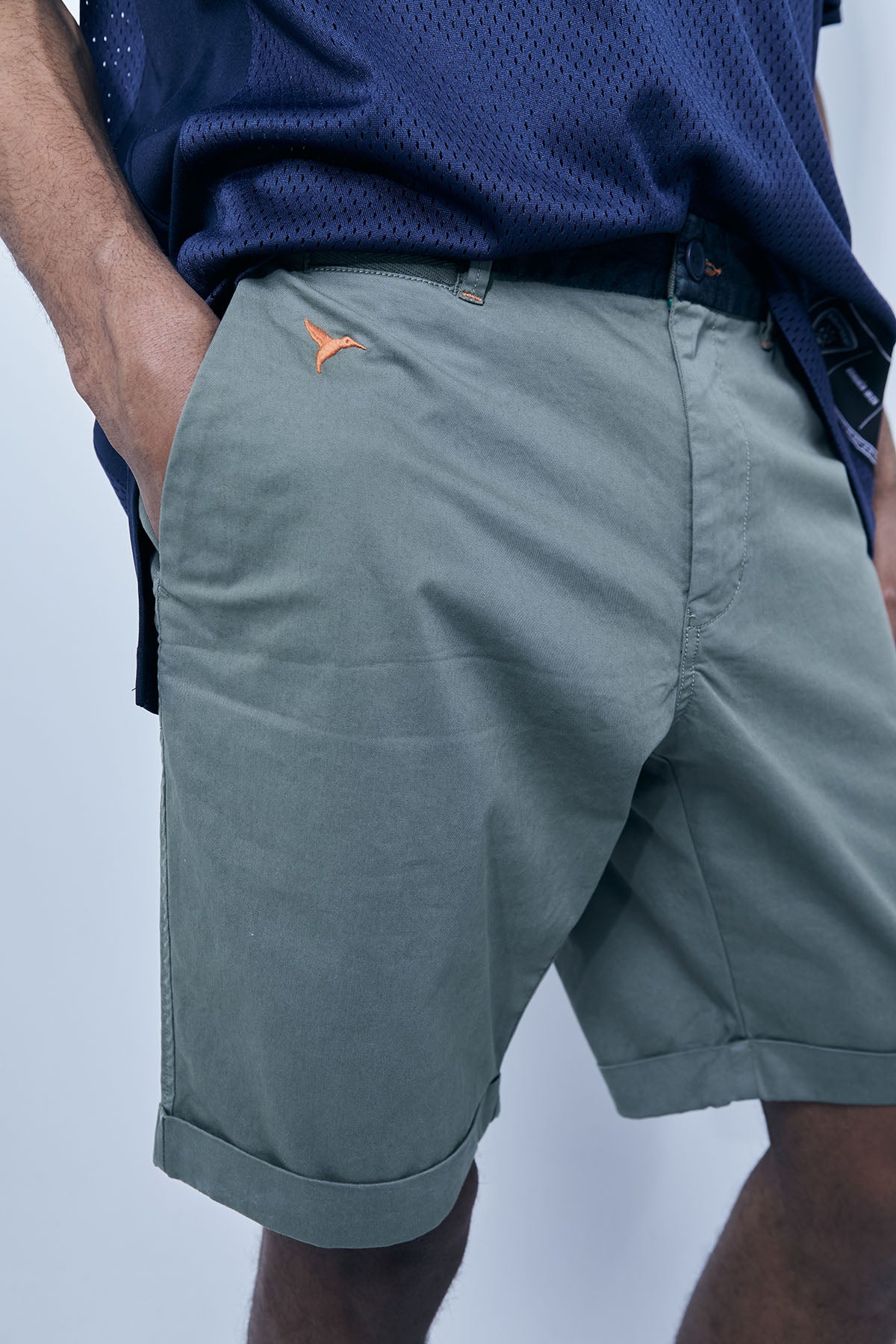 Chino shorts made of cotton-blend fabric. Contrast embroidery on the front and side. Decorative stitching detail and contrast waistband. Front pockets and back welt pockets. Front zipper and button closure