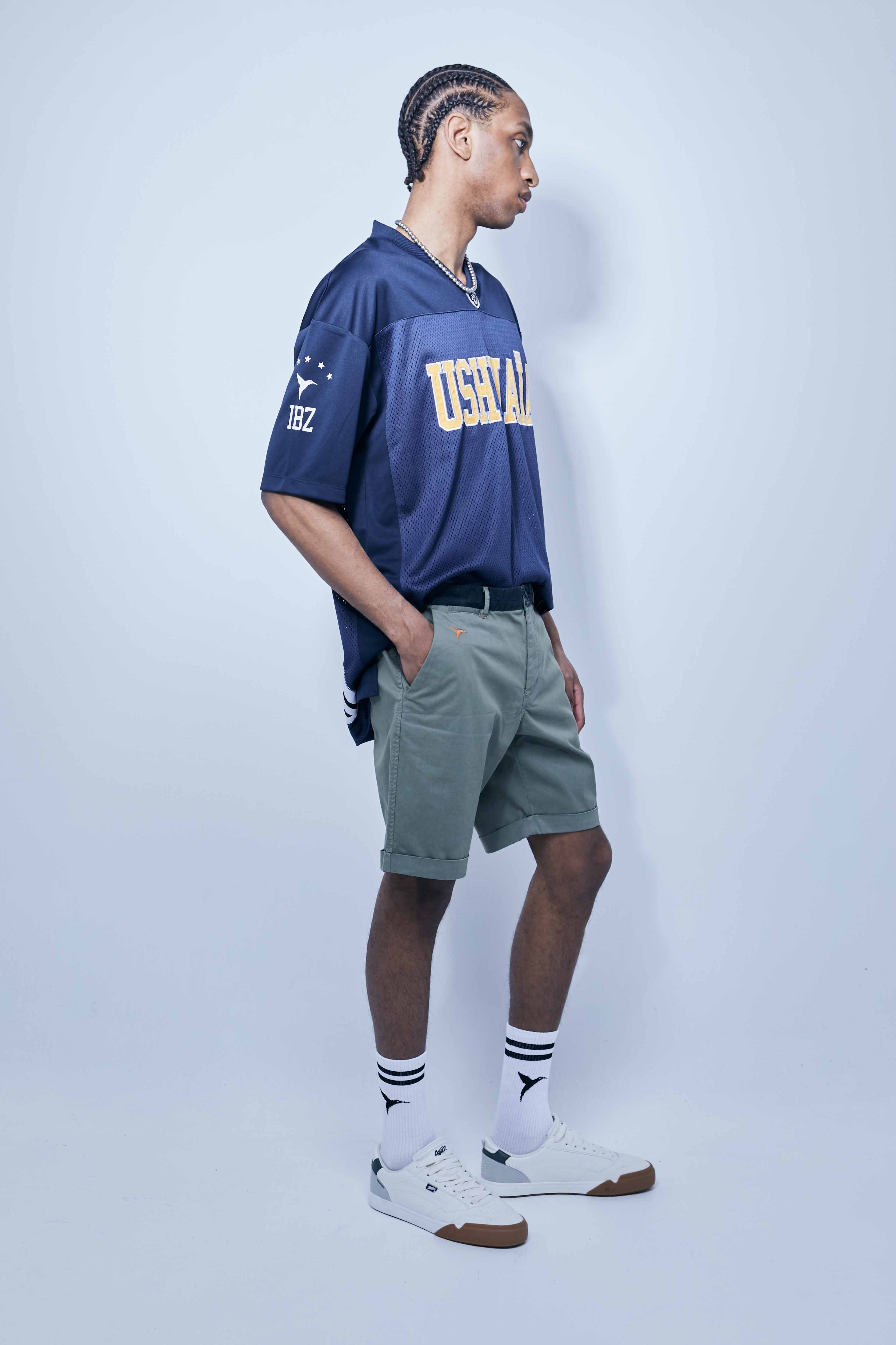 Chino shorts made of cotton-blend fabric. Contrast embroidery on the front and side. Decorative stitching detail and contrast waistband. Front pockets and back welt pockets. Front zipper and button closure