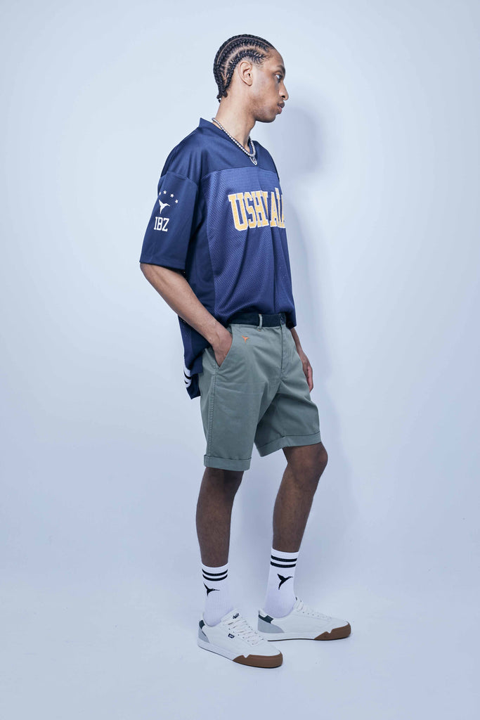 Chino shorts made of cotton-blend fabric. Contrast embroidery on the front and side. Decorative stitching detail and contrast waistband. Front pockets and back welt pockets. Front zipper and button closure