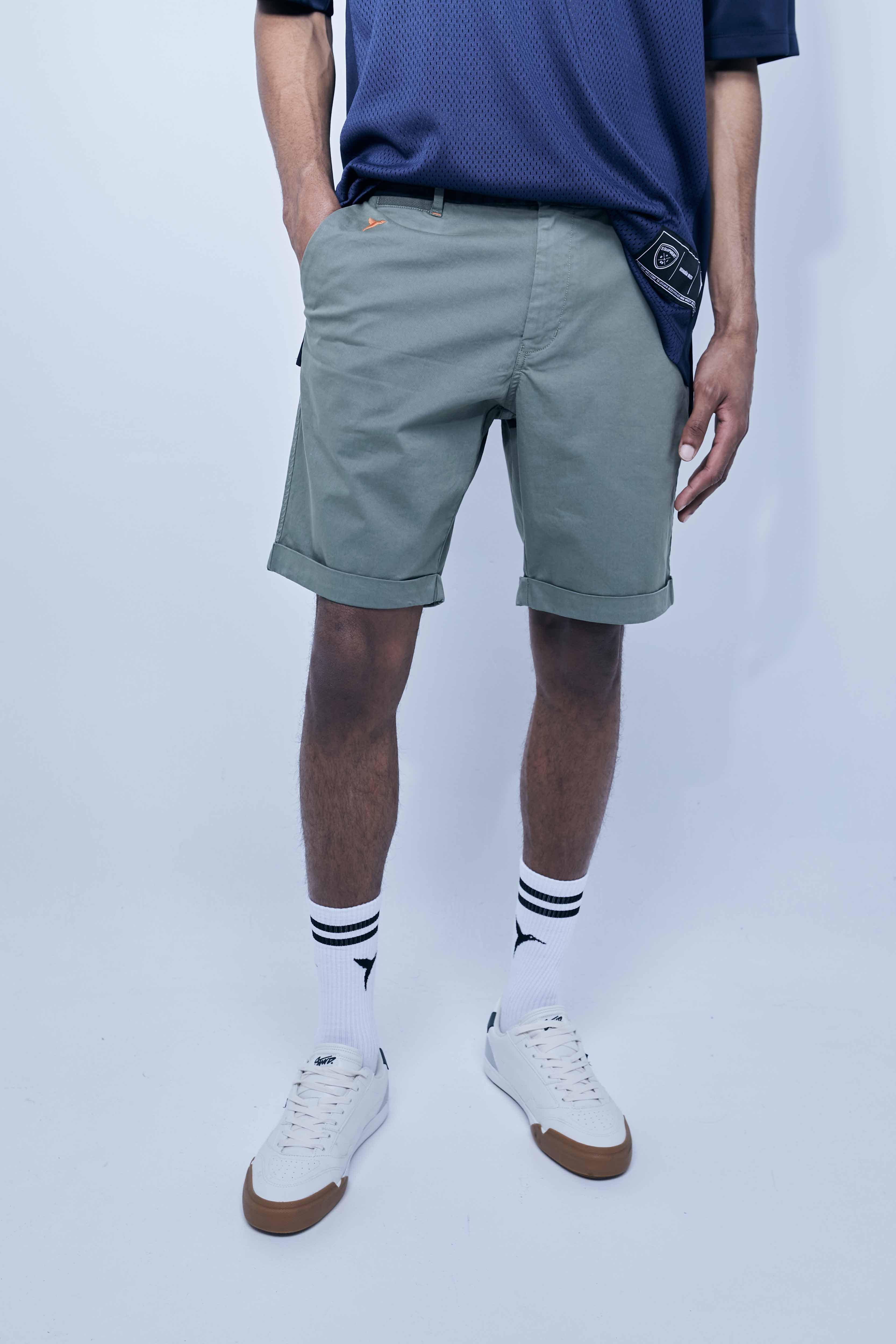 Chino shorts made of cotton-blend fabric. Contrast embroidery on the front and side. Decorative stitching detail and contrast waistband. Front pockets and back welt pockets. Front zipper and button closure