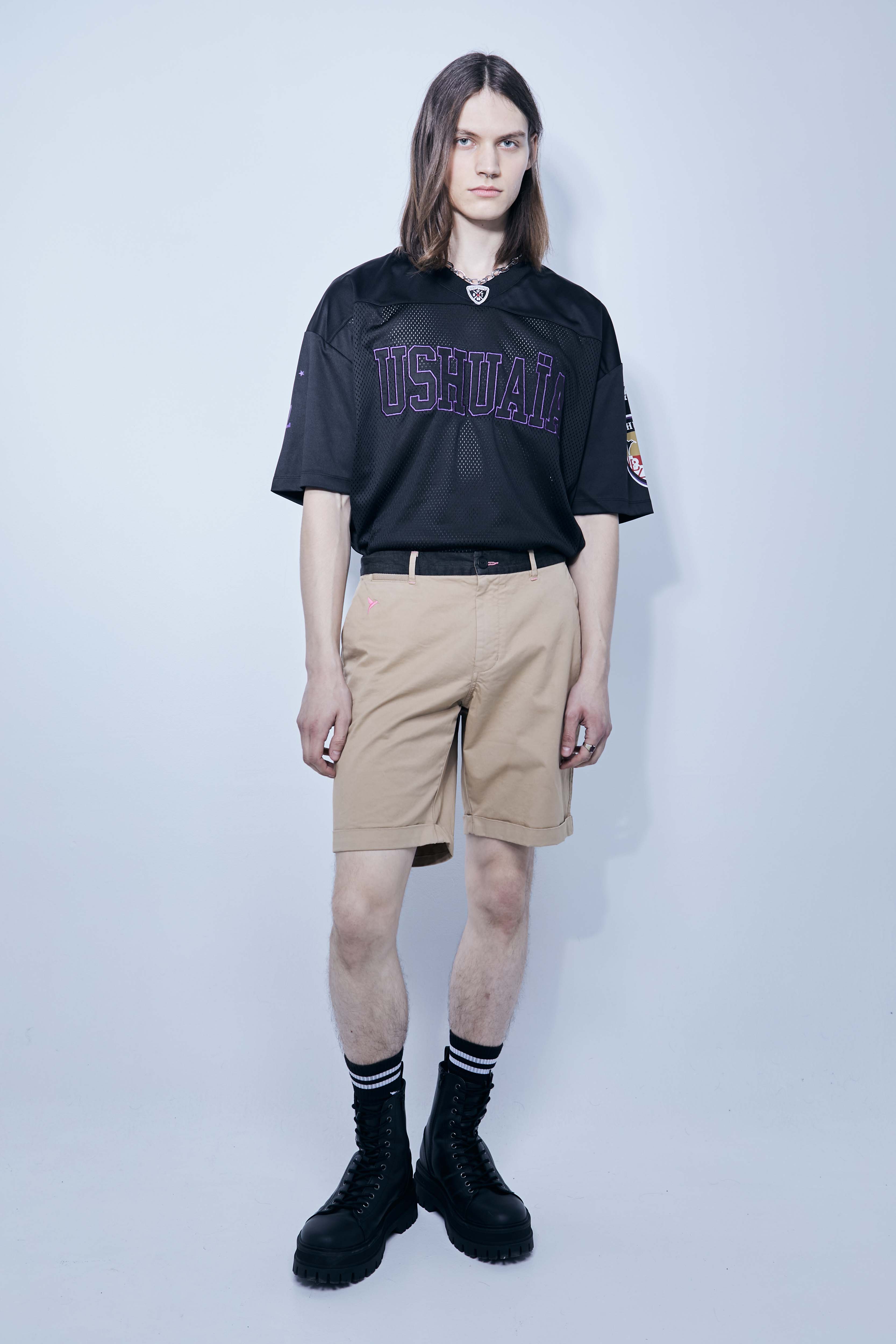 Chino shorts made of cotton-blend fabric. Contrast embroidery on the front and side. Decorative stitching detail and contrast waistband. Front pockets and back welt pockets. Front zipper and button closure