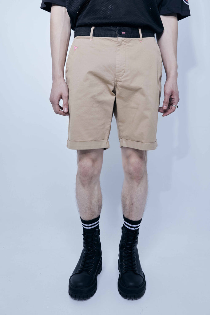 Chino shorts made of cotton-blend fabric. Contrast embroidery on the front and side. Decorative stitching detail and contrast waistband. Front pockets and back welt pockets. Front zipper and button closure