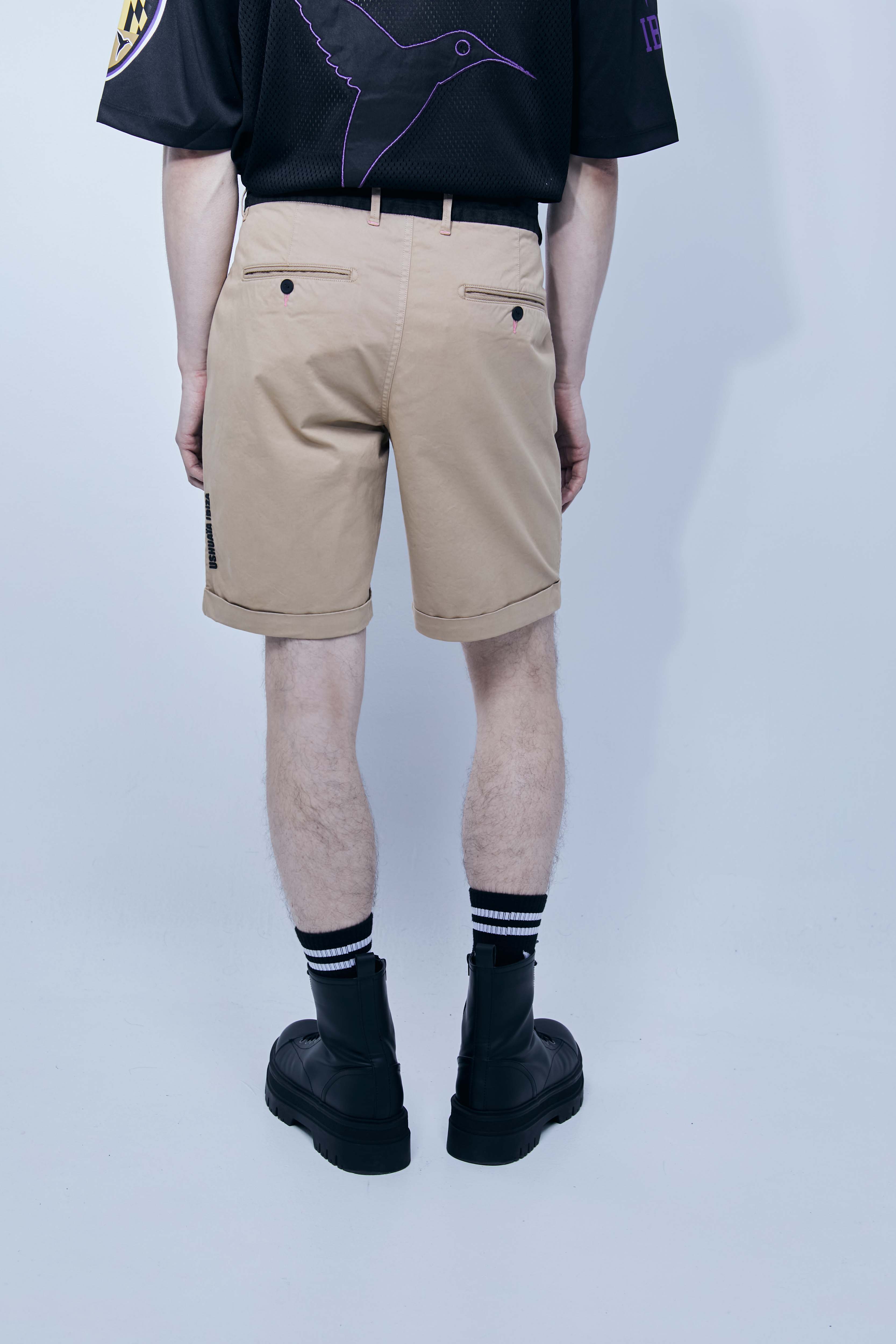 Chino shorts made of cotton-blend fabric. Contrast embroidery on the front and side. Decorative stitching detail and contrast waistband. Front pockets and back welt pockets. Front zipper and button closure