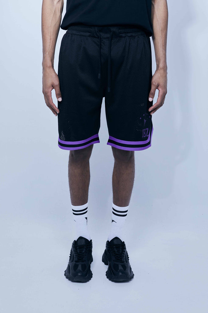 Wide Bermuda shorts made of mesh fabric with an open and elastic structure. Adjustable elastic waist inside. Laces with rubberized ends. Printing detail on the front. Side hip pockets. 