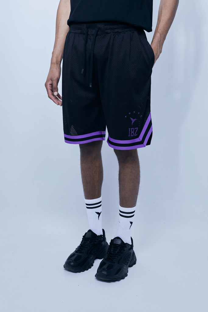 Wide Bermuda shorts made of mesh fabric with an open and elastic structure. Adjustable elastic waist inside. Laces with rubberized ends. Printing detail on the front. Side hip pockets. 