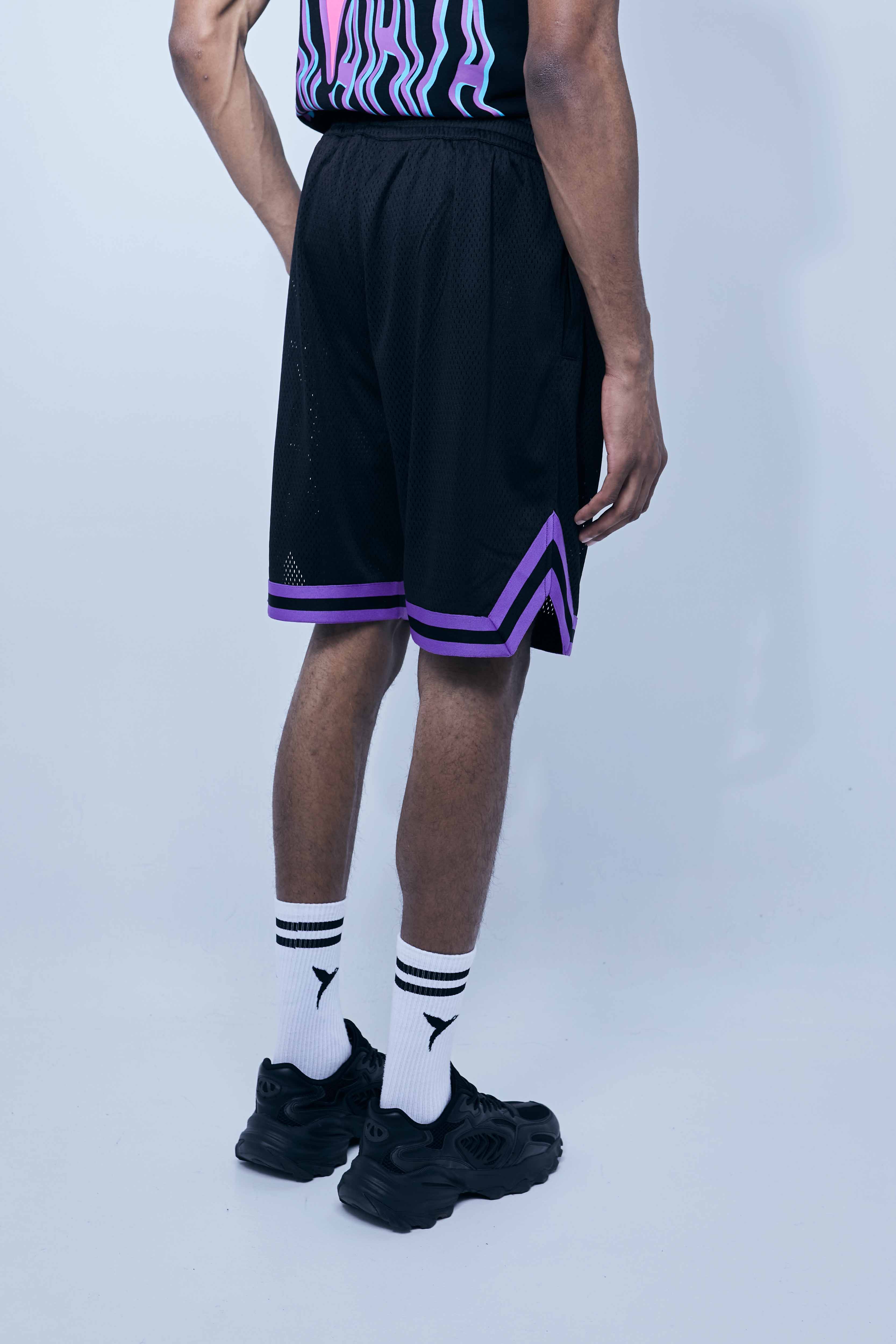 Wide Bermuda shorts made of mesh fabric with an open and elastic structure. Adjustable elastic waist inside. Laces with rubberized ends. Printing detail on the front. Side hip pockets. 