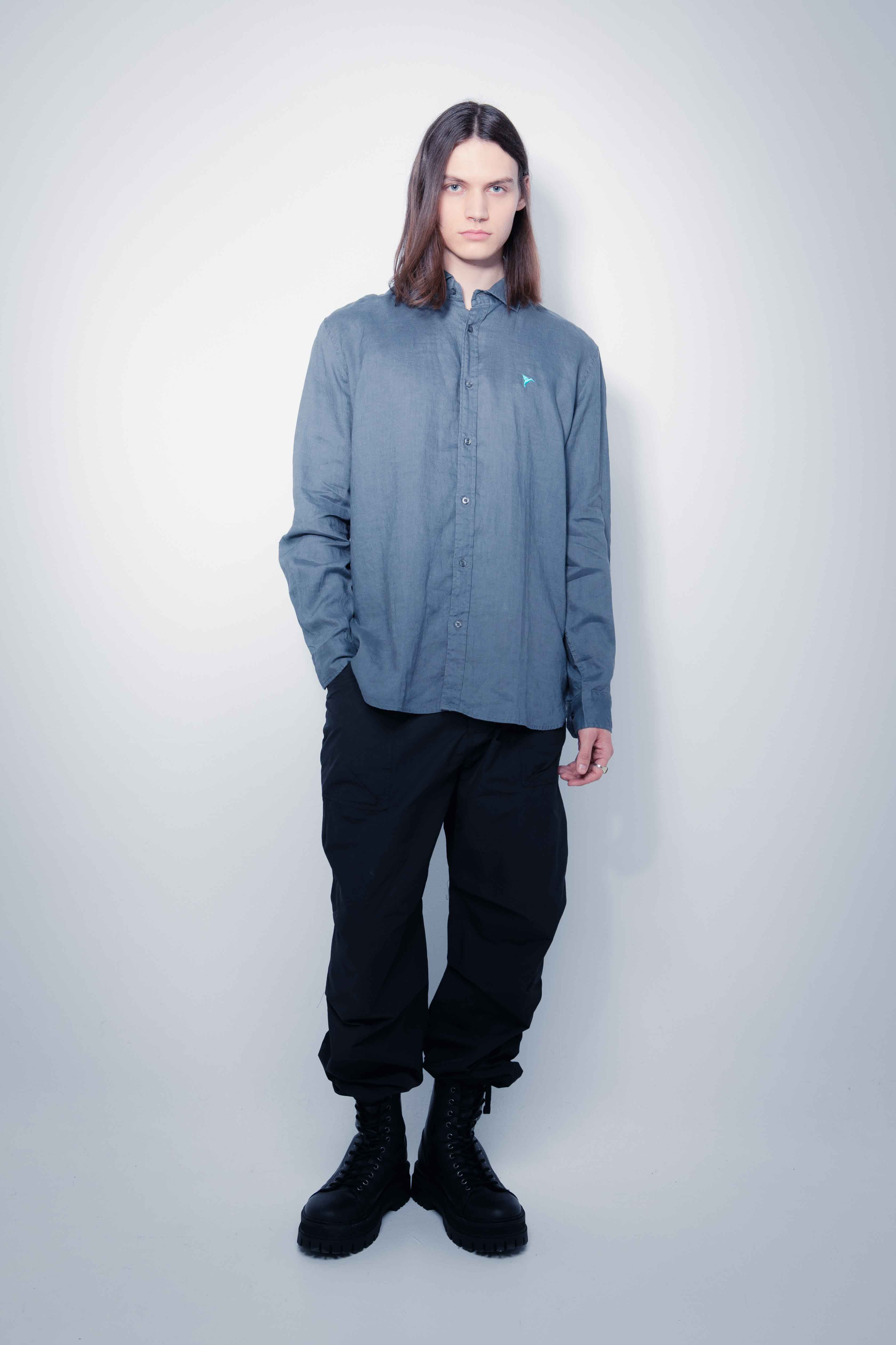 Shirt made of linen fabric. Lapel collar and long sleeves with button cuffs. Front button closure