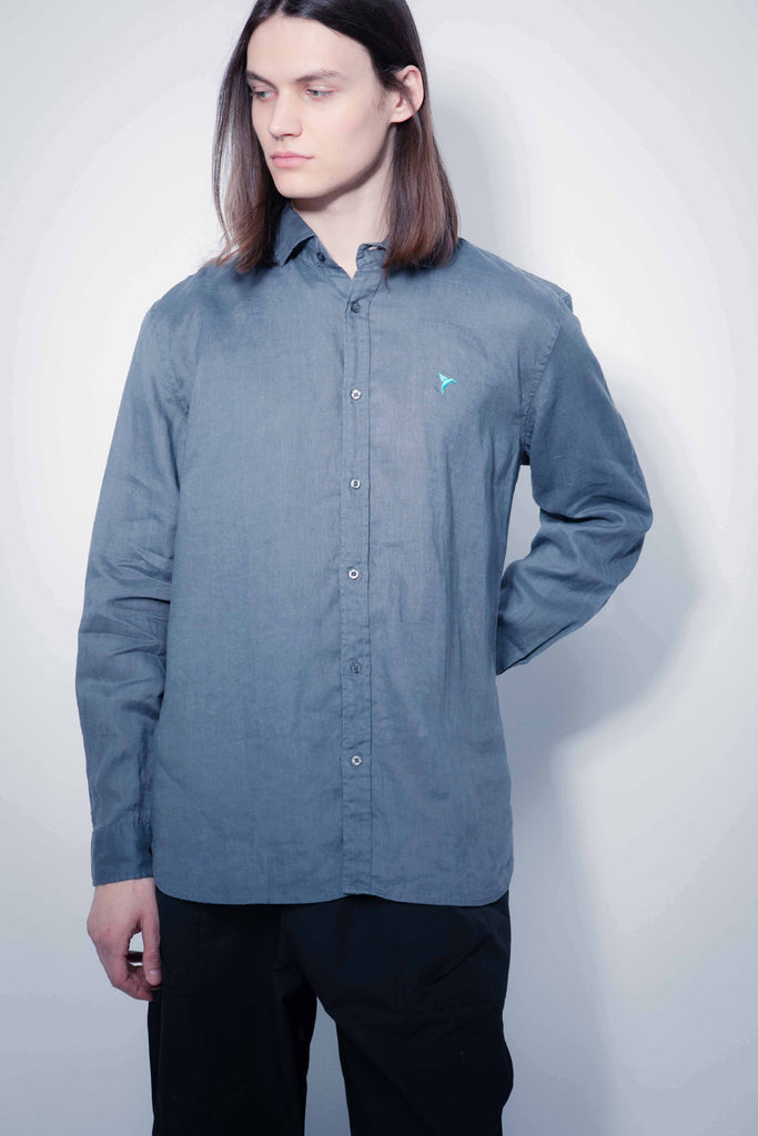 Shirt made of linen fabric. Lapel collar and long sleeves with button cuffs. Front button closure