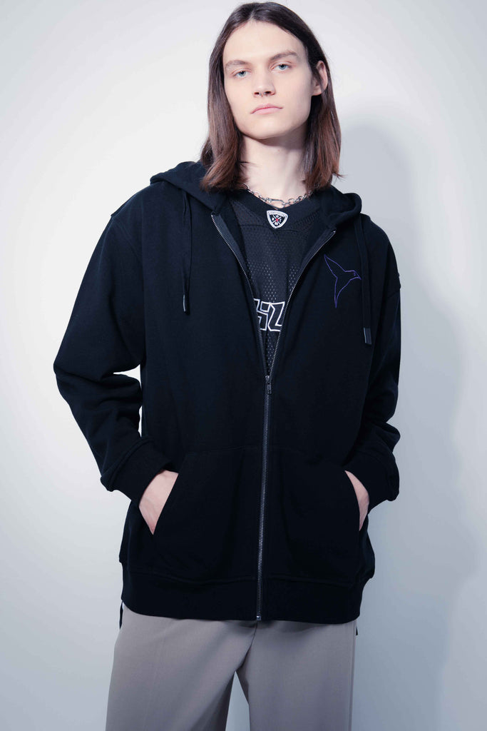 Oversized zip-up sweatshirt with adjustable drawstring hood and long sleeves. Combined application detail on the front and back. Kangaroo pocket on the front. Rib finishes. 