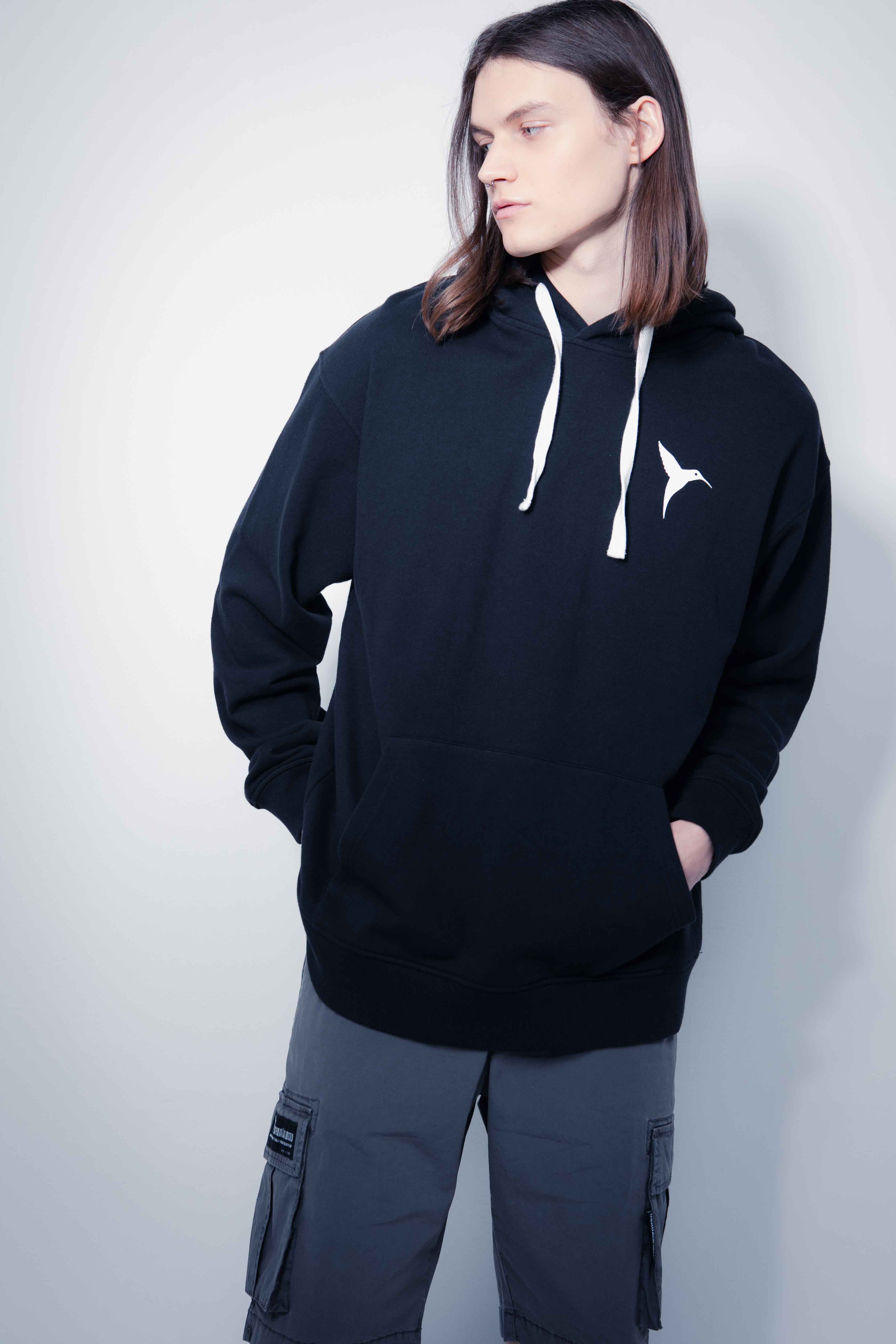 Oversized sweatshirt with adjustable drawstring hood and long sleeves. Combined print detail on the front and back. Kangaroo pocket on the front. Rib finishes