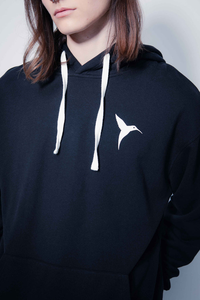 Oversized sweatshirt with adjustable drawstring hood and long sleeves. Combined print detail on the front and back. Kangaroo pocket on the front. Rib finishes