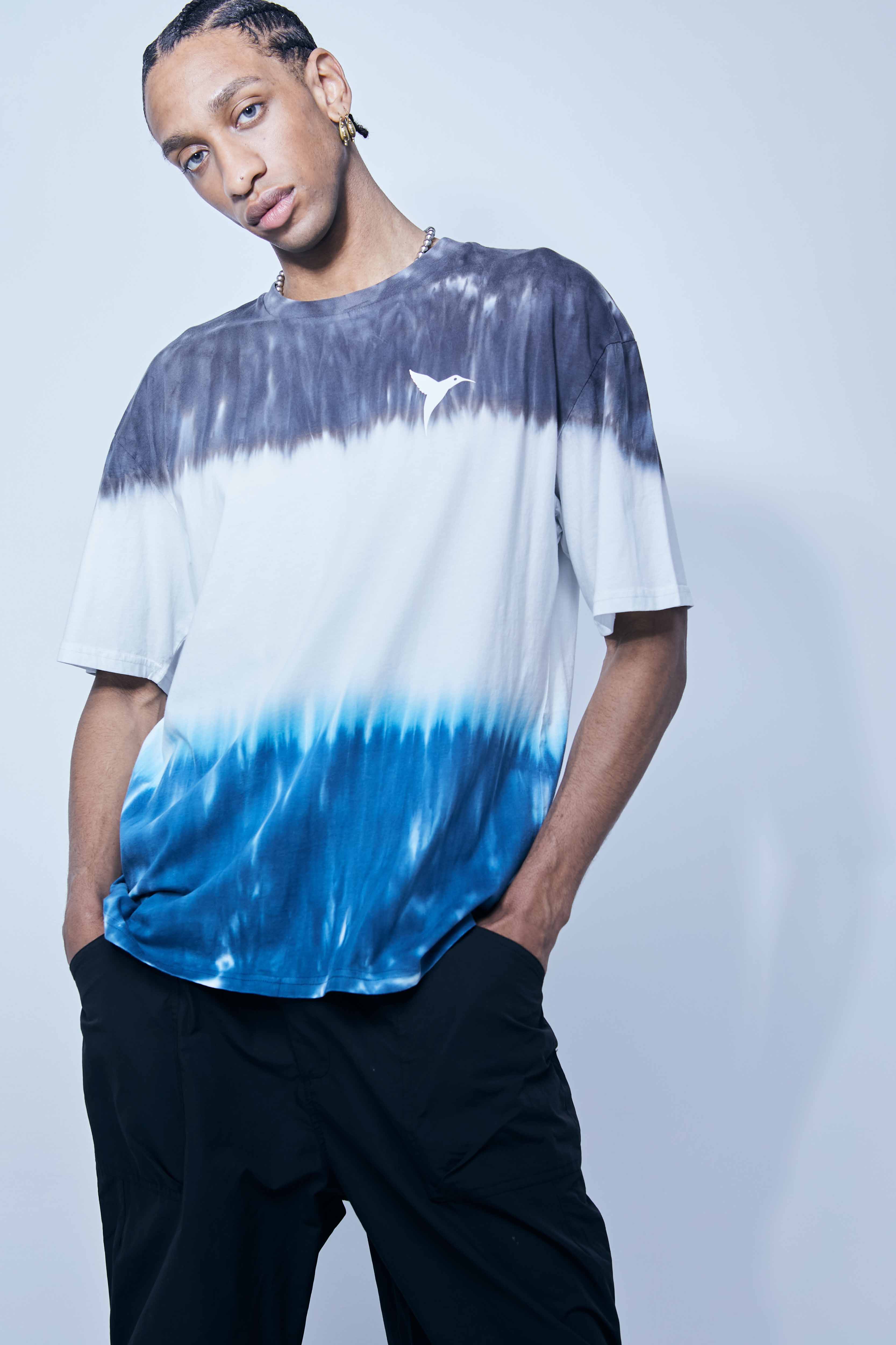 Oversized T-shirt with round neck and short sleeves, washed with a tie dye effect. Contrasting combined print detail on the front and back