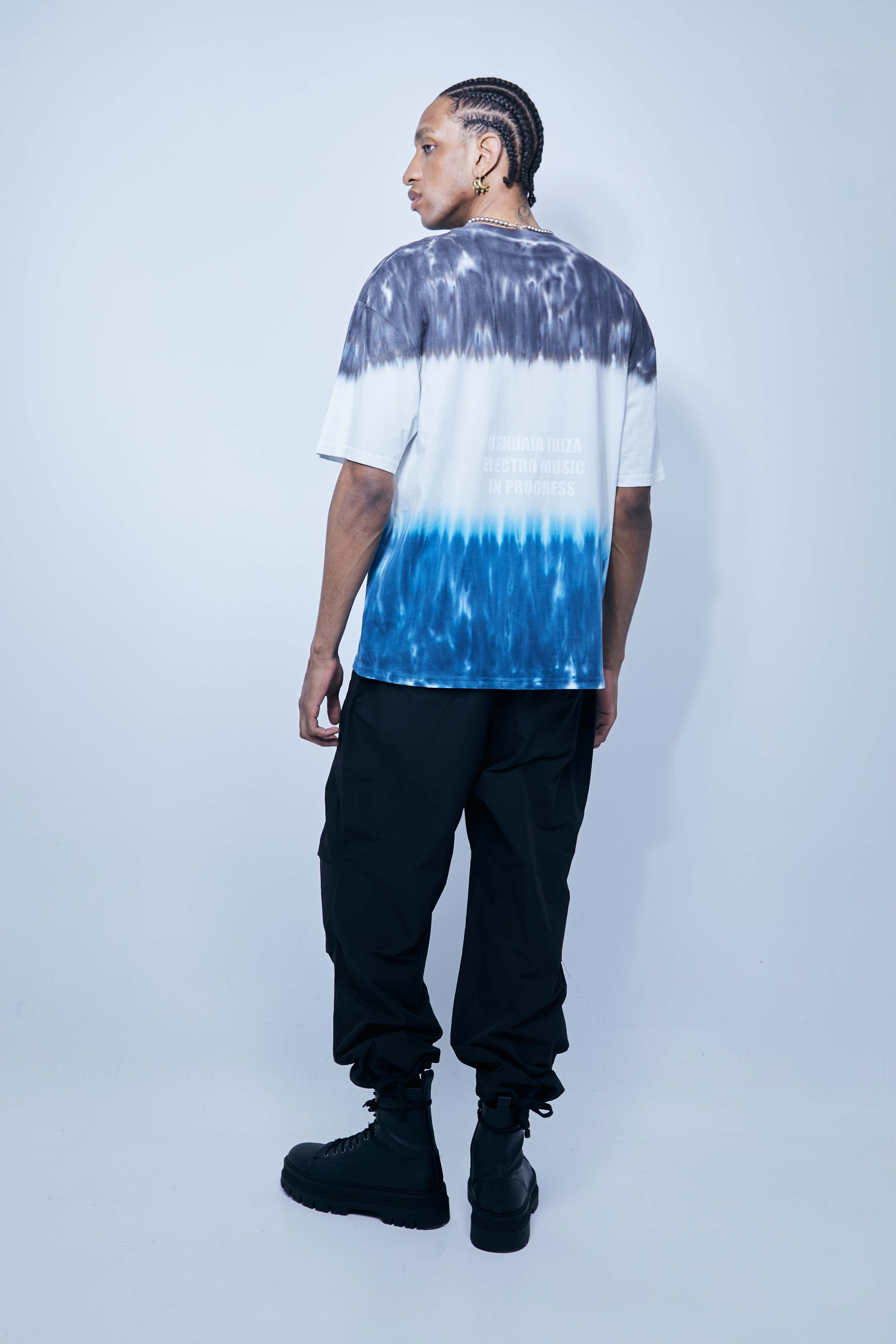 Oversized T-shirt with round neck and short sleeves, washed with a tie dye effect. Contrasting combined print detail on the front and back