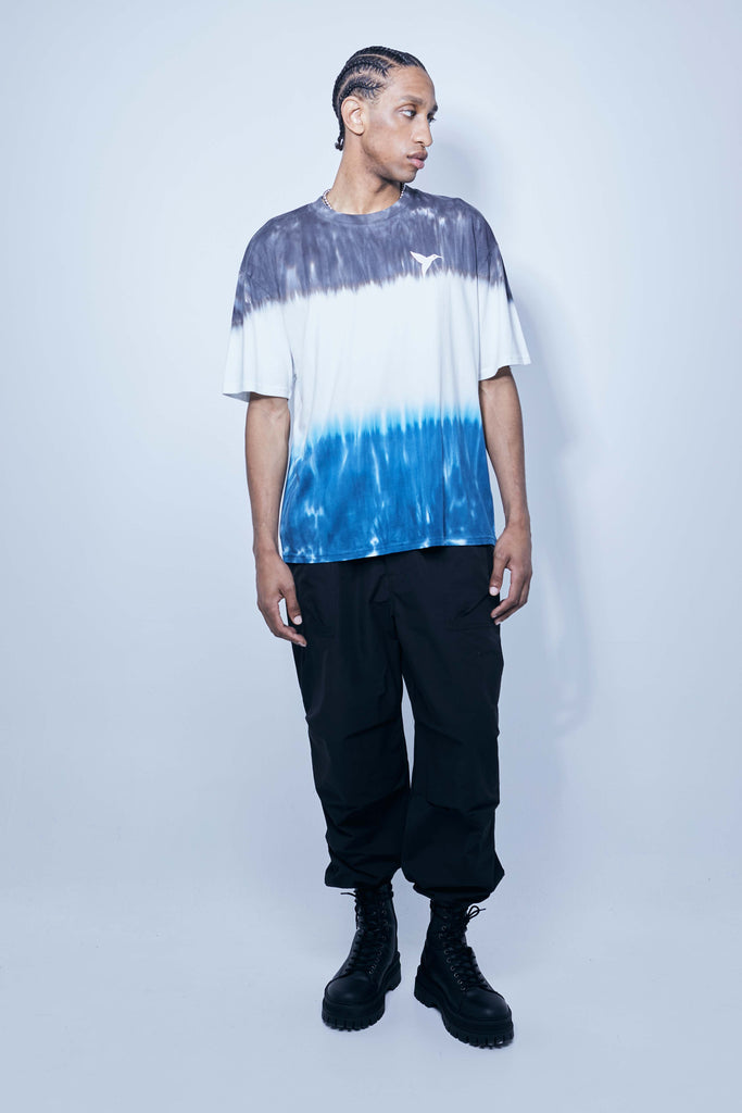 Oversized T-shirt with round neck and short sleeves, washed with a tie dye effect. Contrasting combined print detail on the front and back