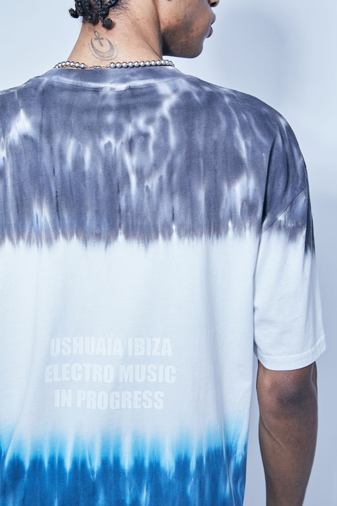 Oversized T-shirt with round neck and short sleeves, washed with a tie dye effect. Contrasting combined print detail on the front and back