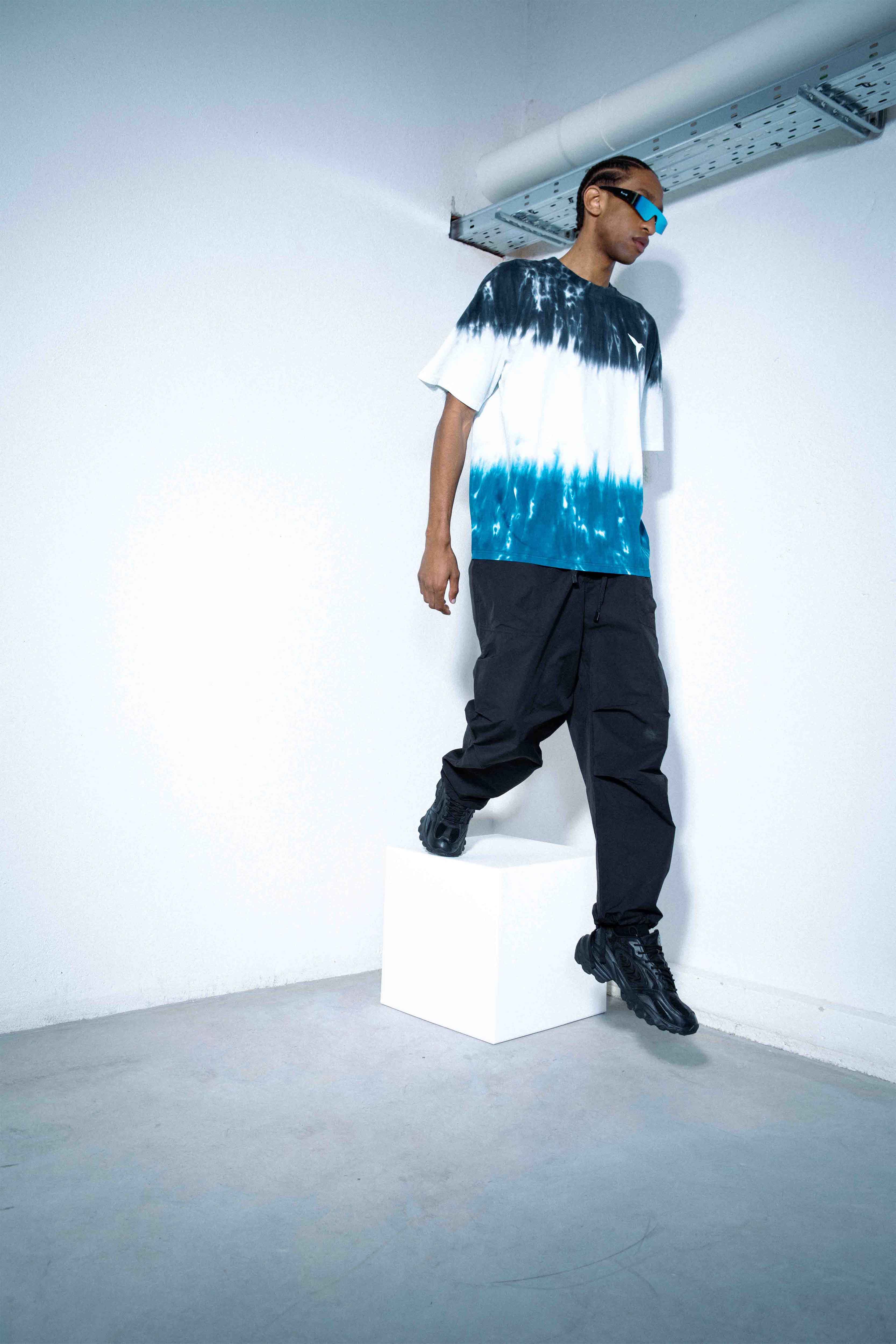 Oversized T-shirt with round neck and short sleeves, washed with a tie dye effect. Contrasting combined print detail on the front and back