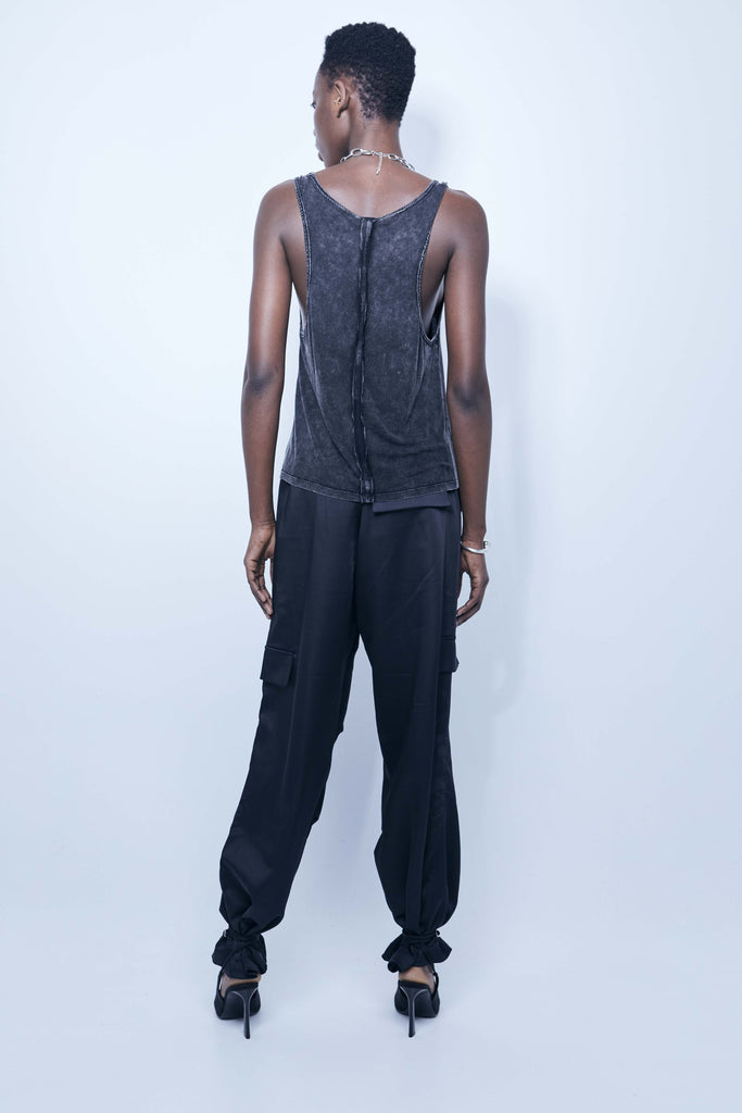 Tank top with a round neckline and washed armhole sleeves with a fade out effect. Combined contrast print on the front. Stitching detail on the back.