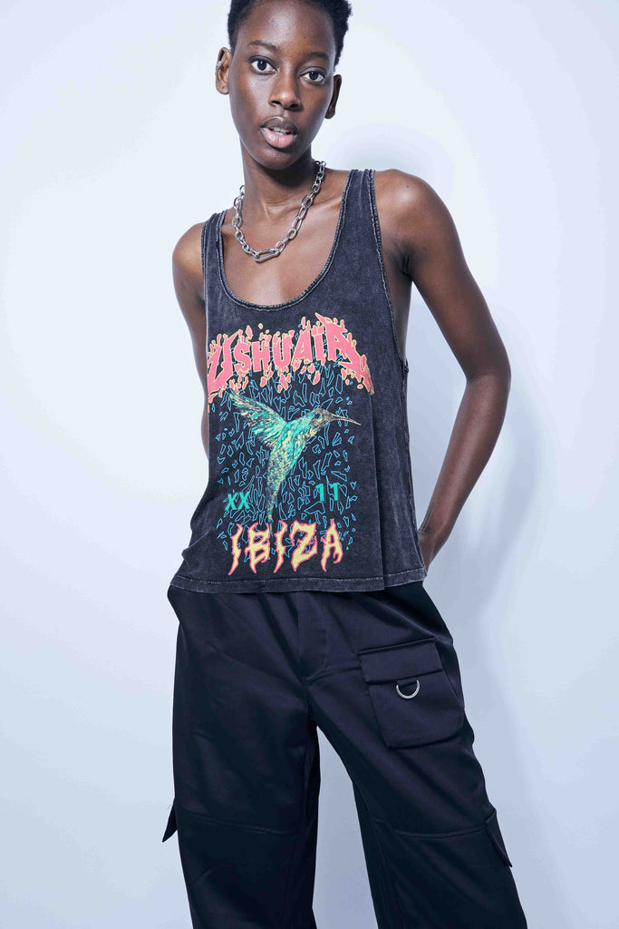 Tank top with a round neckline and washed armhole sleeves with a fade out effect. Combined contrast print on the front. Stitching detail on the back.